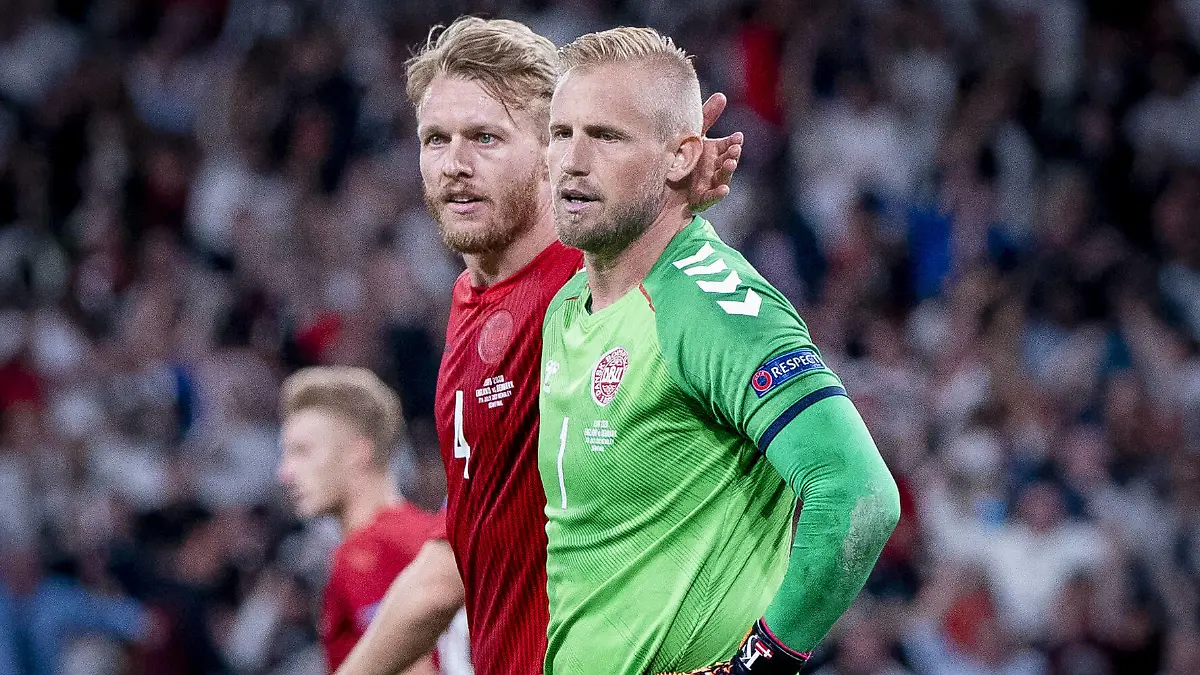 England v Denmark - UEFA EURO, EM, Europameisterschaft,Fussball 2020 - Semi Final - Wembley Stadium Denmark s Simon Kjaer left comforts goalkeeper Kasper Schmeichel at the end of the UEFA Euro 2020 semi final match at Wembley Stadium, London. Picture date: Wednesday July 7, 2021. Use subject to restrictions. Editorial use only, no commercial use without prior consent from rights holder. PUBLICATIONxINxGERxSUIxAUTxONLY Copyright: xPAxWirex 60808665