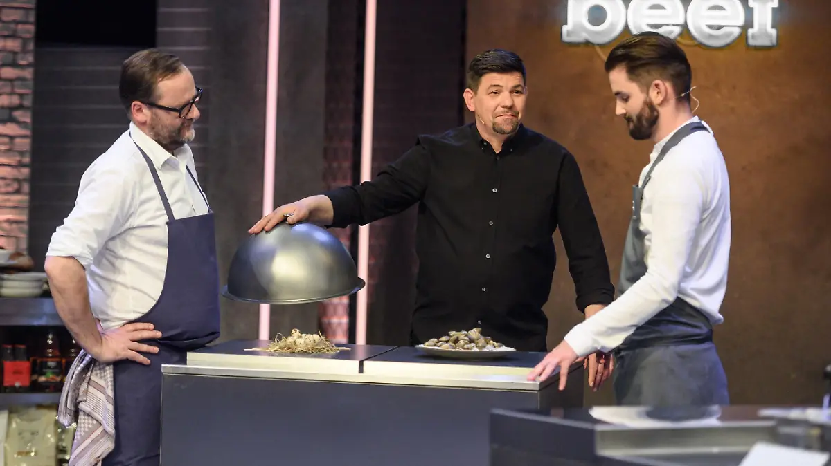 Sepp Schellhorn (l.) vs. Christoph Kunz (r.). Wer kann den Kochfight in Tim Mälzers Show "Ready To Beef" gewinnen?
