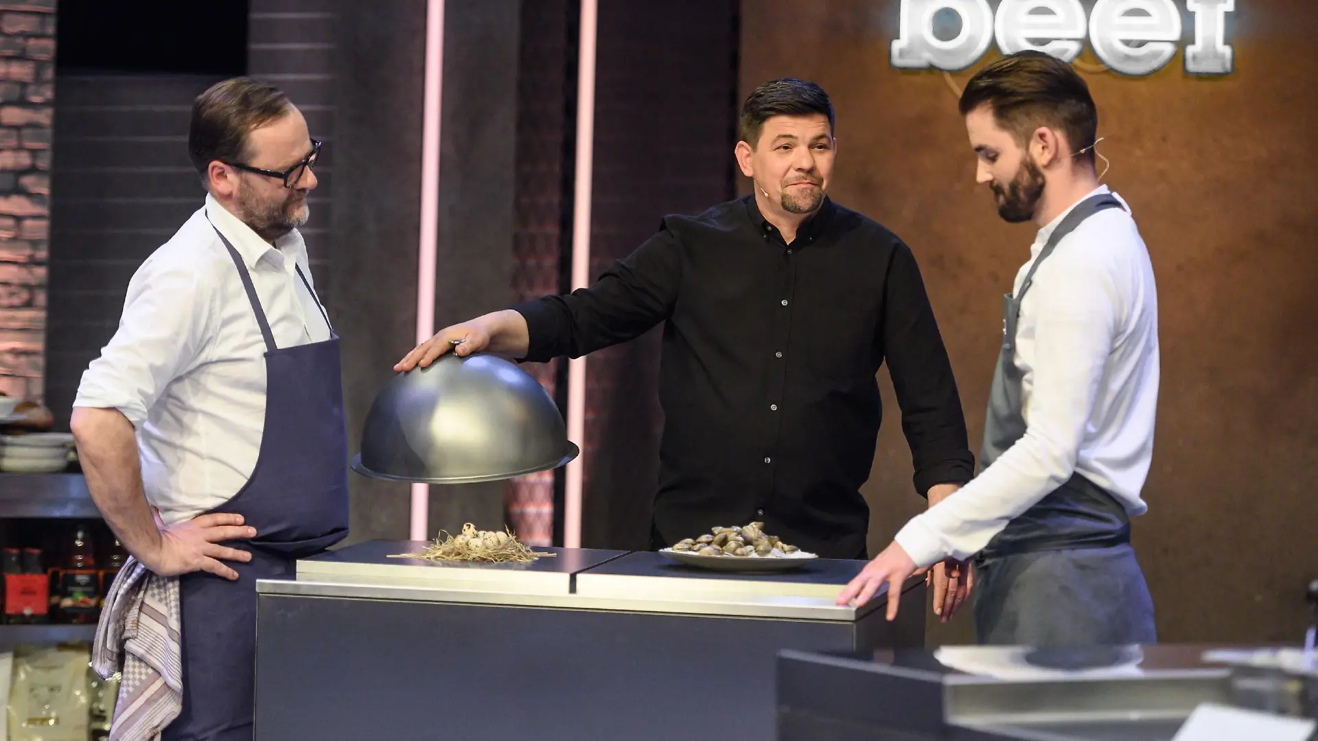 Sepp Schellhorn (l.) vs. Christoph Kunz (r.). Wer kann den Kochfight in Tim Mälzers Show "Ready To Beef" gewinnen?