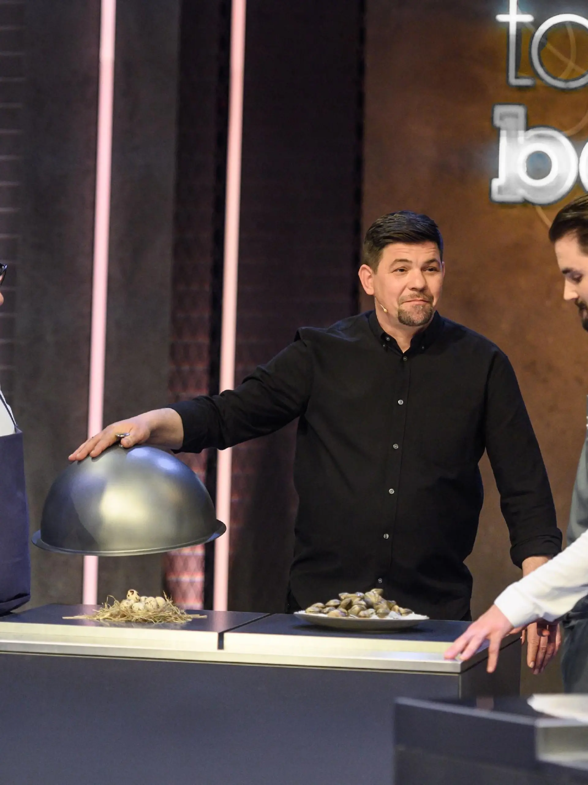Sepp Schellhorn (l.) vs. Christoph Kunz (r.). Wer kann den Kochfight in Tim Mälzers Show "Ready To Beef" gewinnen?