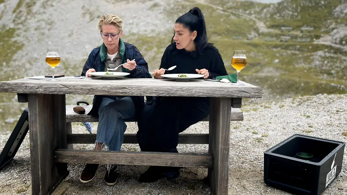Elif Oskan (r.), Cornelia Poletto
+++ Die Verwendung des sendungsbezogenen Materials ist nur mit dem Hinweis und Verlinkung auf RTL+ gestattet. +++