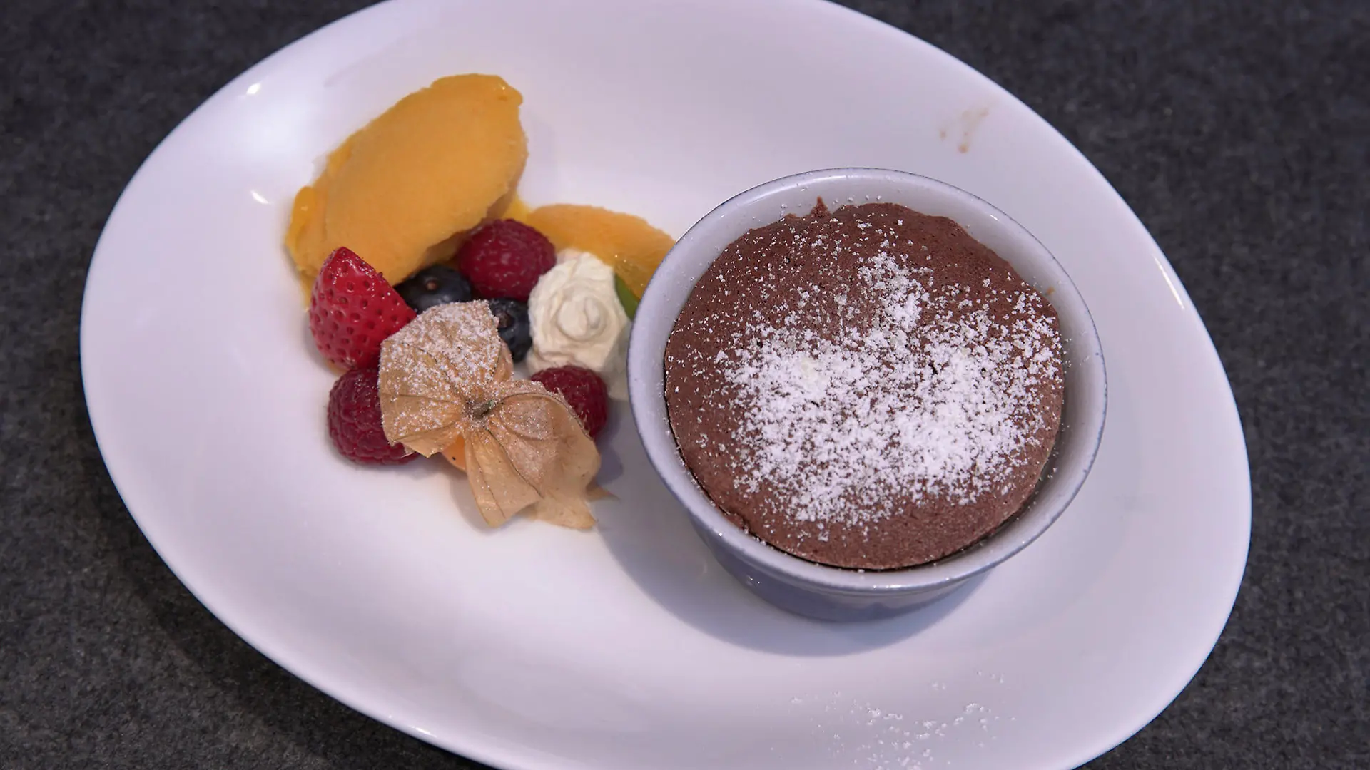 Schokoladenkuchen mit Passionsfruchtsorbet
