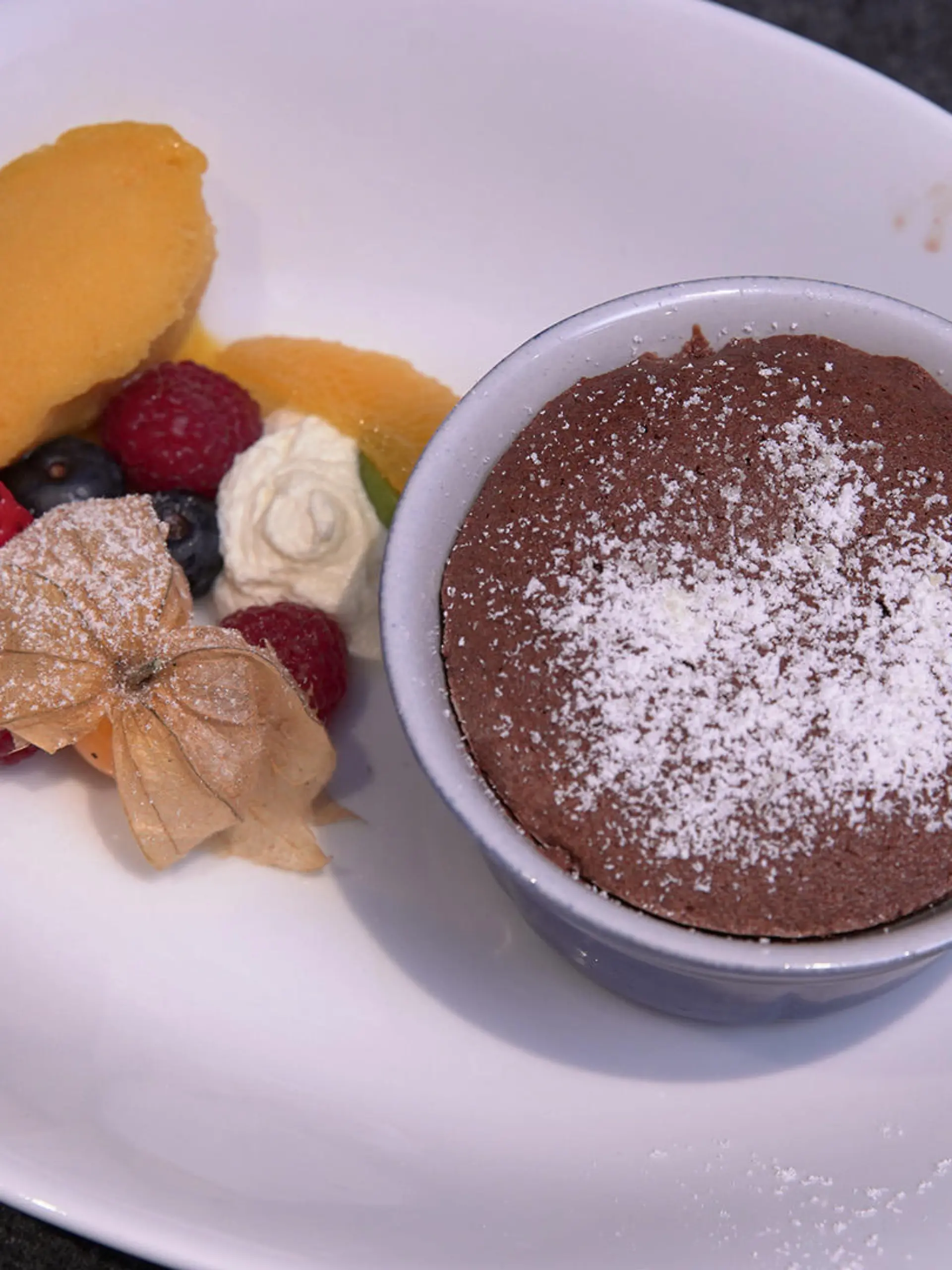Schokoladenkuchen mit Passionsfruchtsorbet