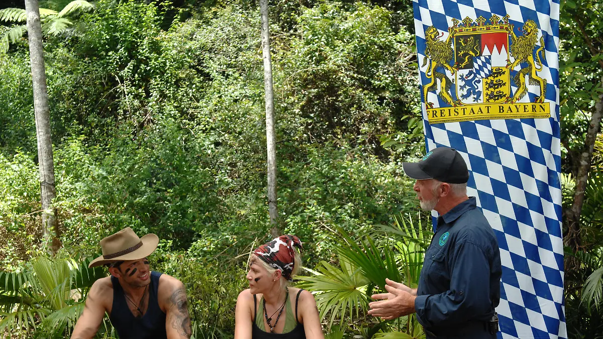 Tag 04 - Dschungelprüfung 04 "Oktoberfest im Dschungel": Dr. Bob (re.) gibt Sarah Knappik und Jay Khan letzte Tipps bevor die vielen bayrisch-australischen Spezialitäten serviert werden. # Foto: RTL / Stefan Menne

Verwendung des Bildes für Online-Medien ausschließlich mit folgendem Hinweis und Verlinkung: Alle Infos zu "Ich bin ein Star - Holt mich hier raus!" im Special bei RTL.de [LINK]: http://www.rtl.de/tv/ibes.php

NUR ZUR EINMALIGEN VERÖFFENTLICHUNG ! KEINE WEITERGABE AN DRITTE ! 
KEINE VERWENDUNG NACH DEM 17.02.2011 !! KEINE ARCHIVIERUNG !

Suchbegriff: Dschungelcamp *** Local Caption *** Abdruck honorarfrei bei Quellenangabe, Foto: RTL / Stefan Menne - Die honorarfreie Nutzung des Bildmaterials ist nur im Zusammenhang mit der angegeben RTL-Sendung und/oder programmbezogener redaktioneller Berichterstattung erlaubt. Eine Nutzung für das Internet ist nur mit folgendem Hinweis und Verlinkung gestattet: Alle Infos zu "Ich bin ein Star - Holt mich hier raus!" im Special bei RTL.de [LINK]: http://www.rtl.de/tv/ibes.php . Die Nutzung von Bildmaterial in digitalen elektronischen Programmführern wird nicht erlaubt. Benutzung für Poster nur mit Sendehinweis gestattet.