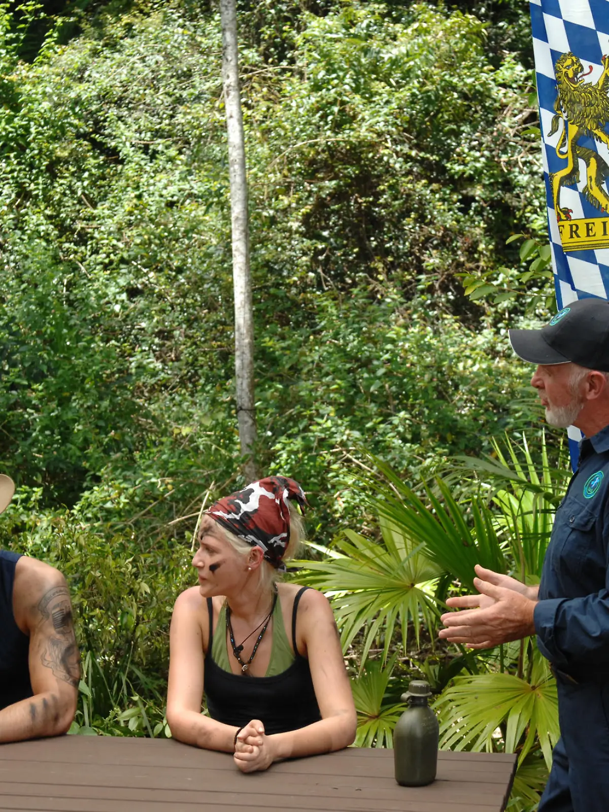 Tag 04 - Dschungelprüfung 04 "Oktoberfest im Dschungel": Dr. Bob (re.) gibt Sarah Knappik und Jay Khan letzte Tipps bevor die vielen bayrisch-australischen Spezialitäten serviert werden. # Foto: RTL / Stefan Menne

Verwendung des Bildes für Online-Medien ausschließlich mit folgendem Hinweis und Verlinkung: Alle Infos zu "Ich bin ein Star - Holt mich hier raus!" im Special bei RTL.de [LINK]: http://www.rtl.de/tv/ibes.php

NUR ZUR EINMALIGEN VERÖFFENTLICHUNG ! KEINE WEITERGABE AN DRITTE ! 
KEINE VERWENDUNG NACH DEM 17.02.2011 !! KEINE ARCHIVIERUNG !

Suchbegriff: Dschungelcamp *** Local Caption *** Abdruck honorarfrei bei Quellenangabe, Foto: RTL / Stefan Menne - Die honorarfreie Nutzung des Bildmaterials ist nur im Zusammenhang mit der angegeben RTL-Sendung und/oder programmbezogener redaktioneller Berichterstattung erlaubt. Eine Nutzung für das Internet ist nur mit folgendem Hinweis und Verlinkung gestattet: Alle Infos zu "Ich bin ein Star - Holt mich hier raus!" im Special bei RTL.de [LINK]: http://www.rtl.de/tv/ibes.php . Die Nutzung von Bildmaterial in digitalen elektronischen Programmführern wird nicht erlaubt. Benutzung für Poster nur mit Sendehinweis gestattet.