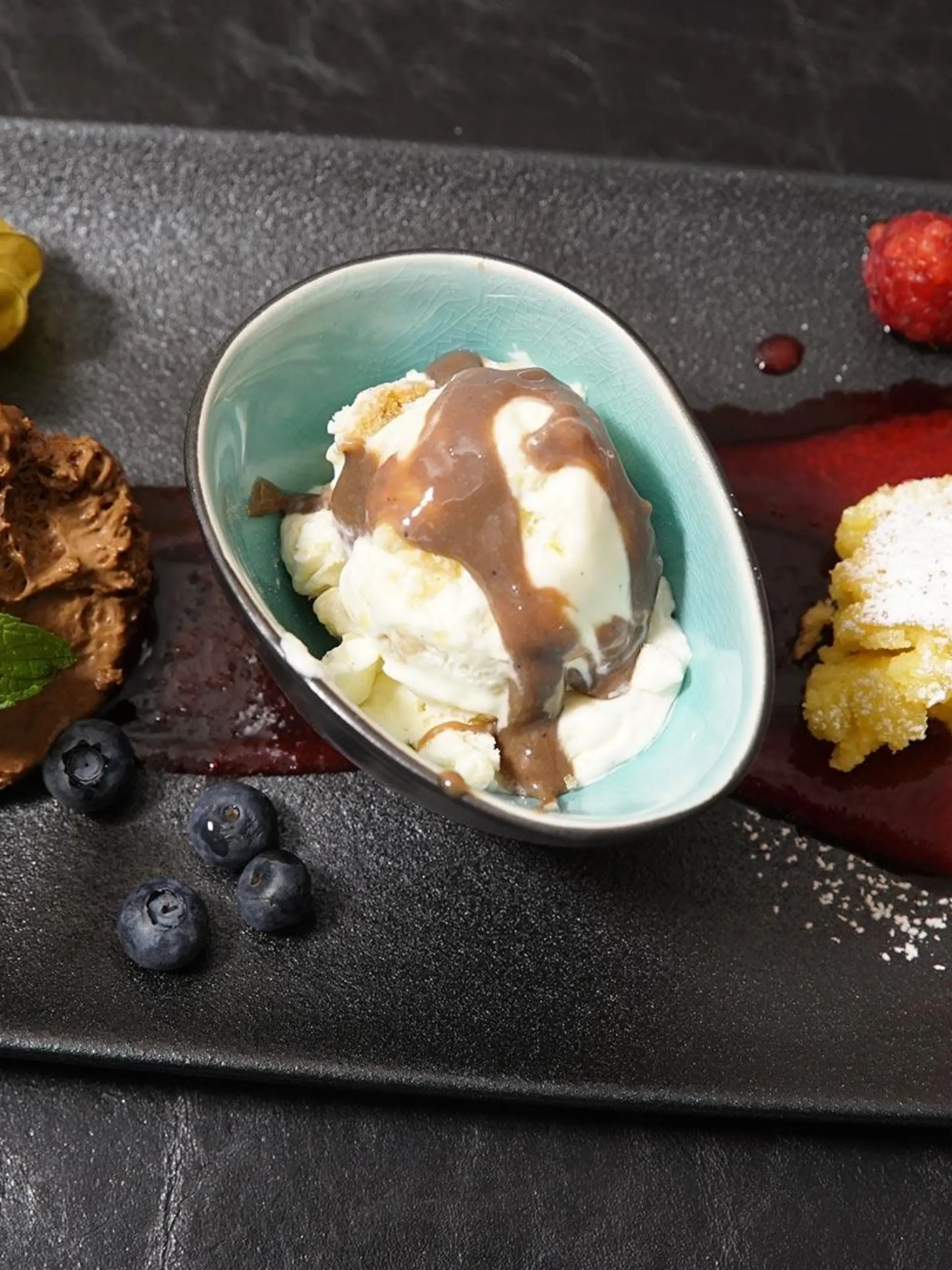 Mousse mit Streuseleis und Kaiserschmarrn