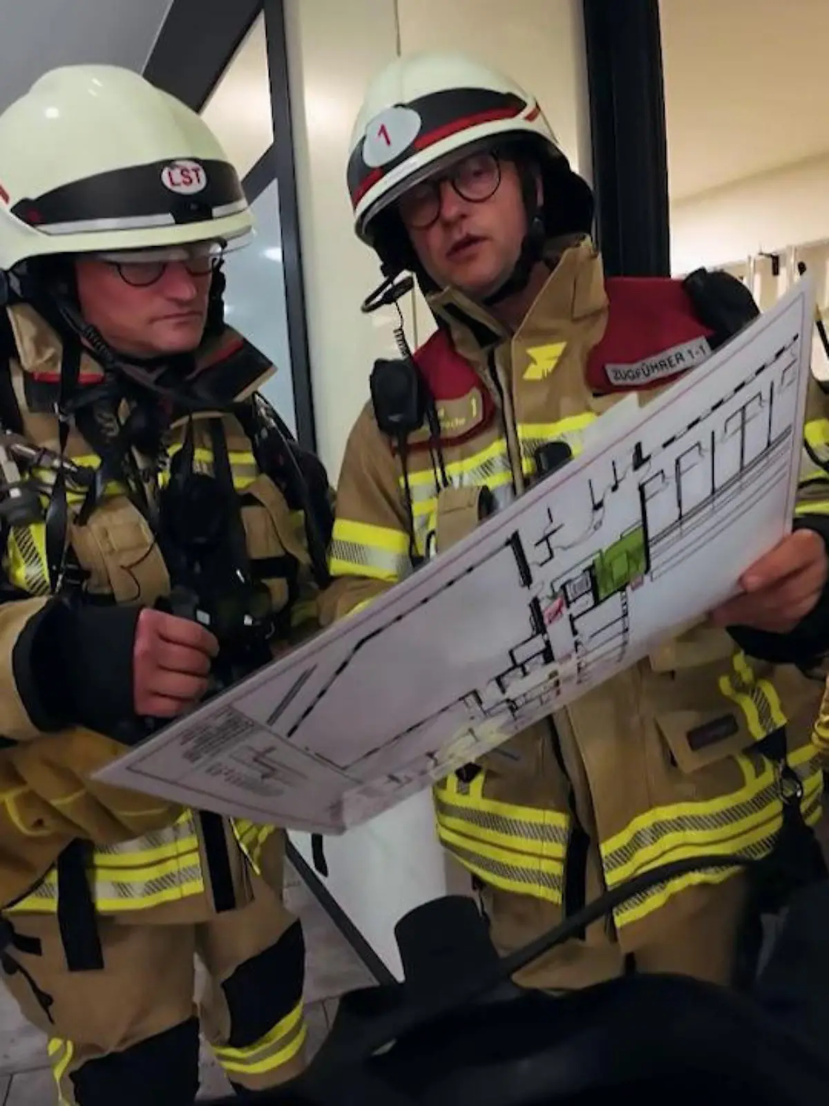 Zwei Feuerwehrmänner der Feuerwache 1 in Köln sehen sich den Plan des Krankenhauses an.

+++ Die Verwendung des sendungsbezogenen Materials ist nur mit dem Hinweis und Verlinkung auf RTL+ gestattet. +++