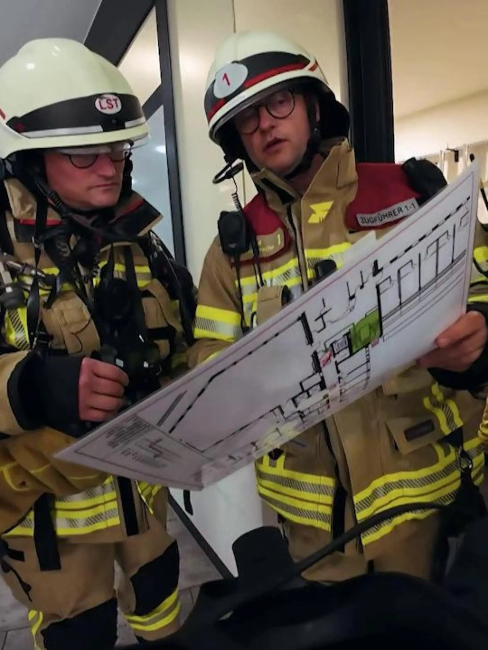 Zwei Feuerwehrmänner der Feuerwache 1 in Köln sehen sich den Plan des Krankenhauses an.

+++ Die Verwendung des sendungsbezogenen Materials ist nur mit dem Hinweis und Verlinkung auf RTL+ gestattet. +++