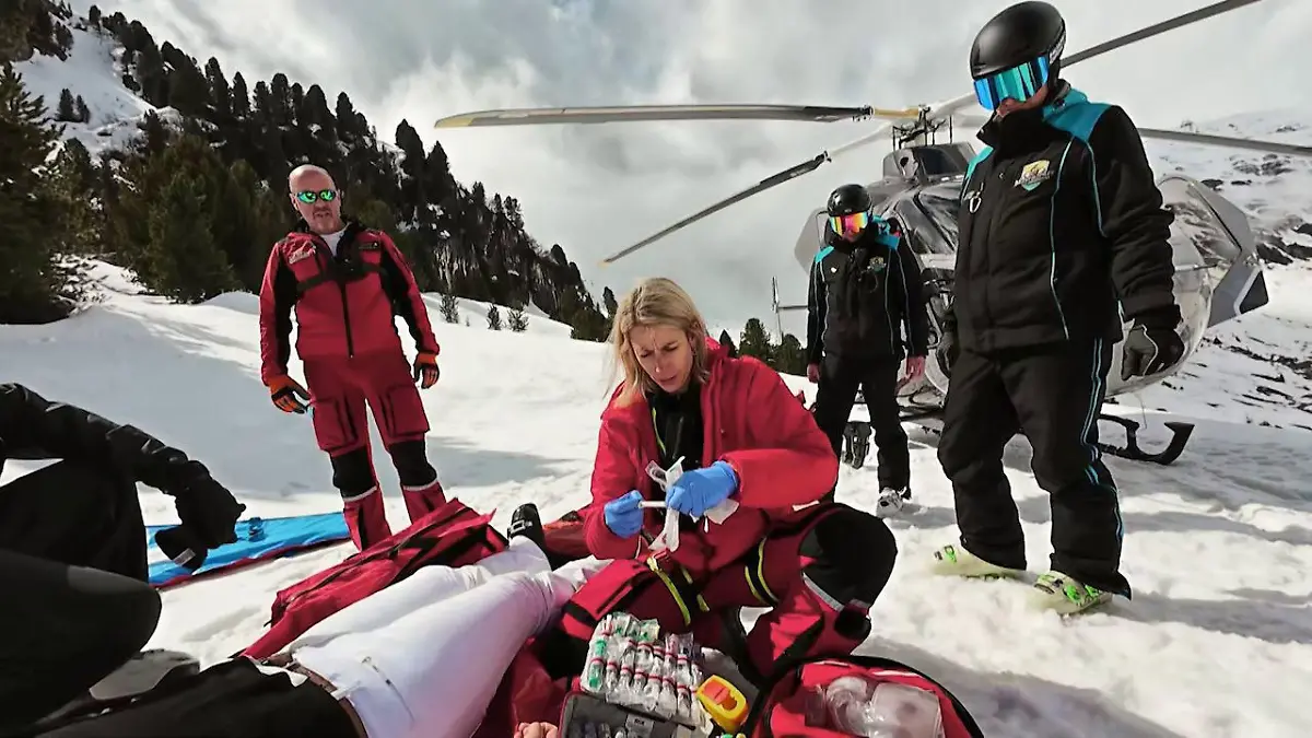 Ärztin Dr. Susanne Wally versorgt die Patientin am Zwischenlandeplatz, dahinter der Helicopter Martin 7 und die Pistenretter aus Mayrhofen.

+++ Die Verwendung des sendungsbezogenen Materials ist nur mit dem Hinweis und Verlinkung auf RTL+ gestattet. +++
