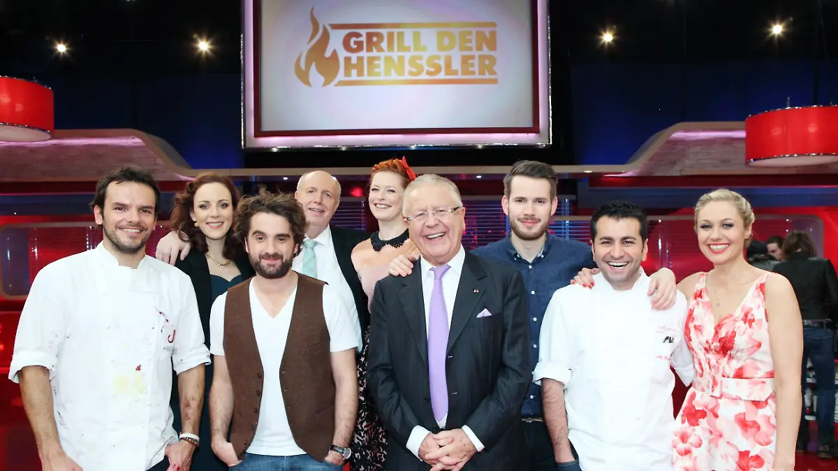 V.l.: Steffen Henssler, Jasmin Wagner, Oliver Wnuk, Reiner Calmund, Enie van de Meiklokjes, Heinz Horrmann, Johannes Strate, Koch-Coach Ali Güngörmüs, Moderatorin Ruth Moschner