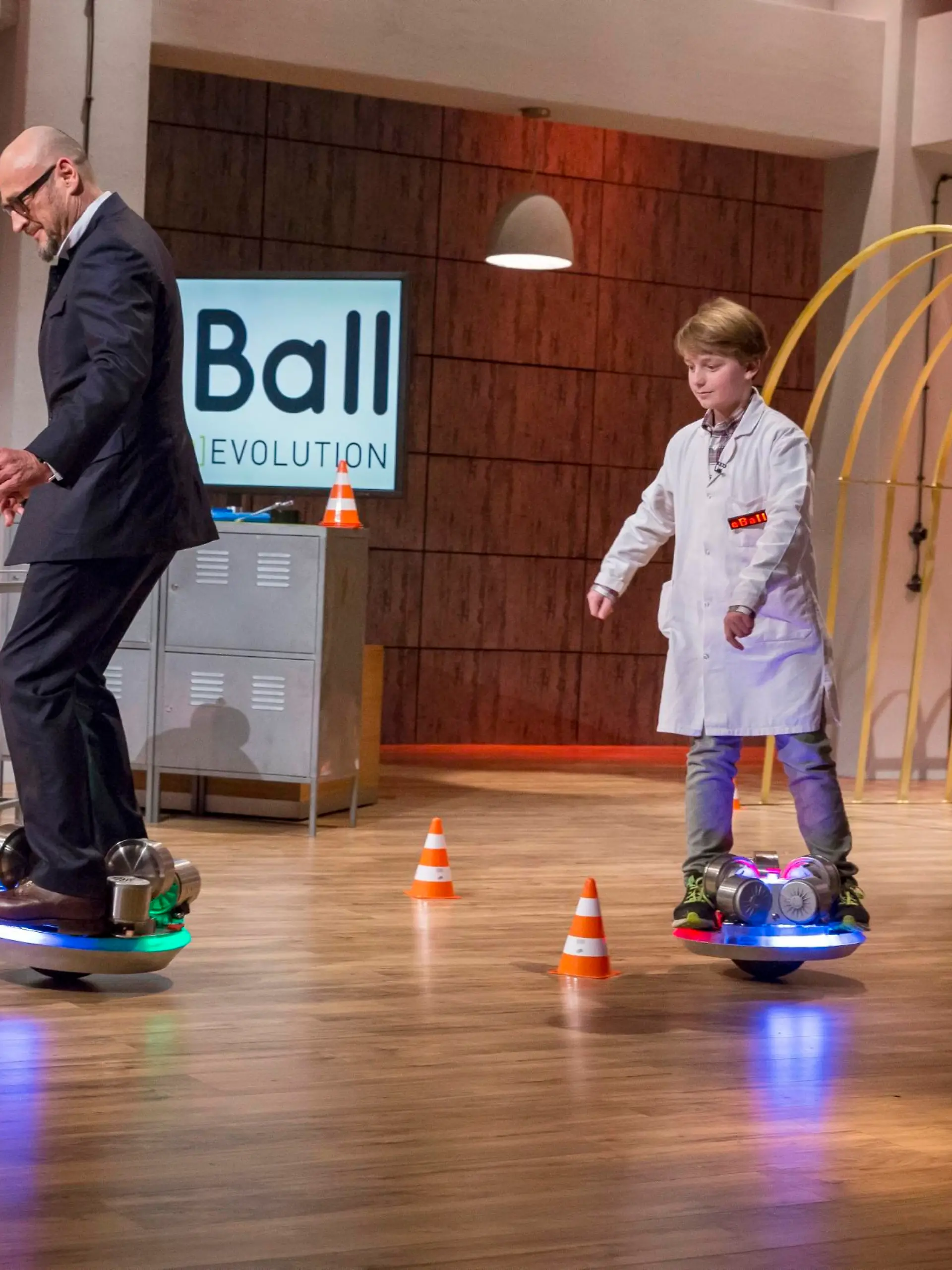 Jochen Schweizer testet den eBall von Joschua und Vater Uli Sambeth.
