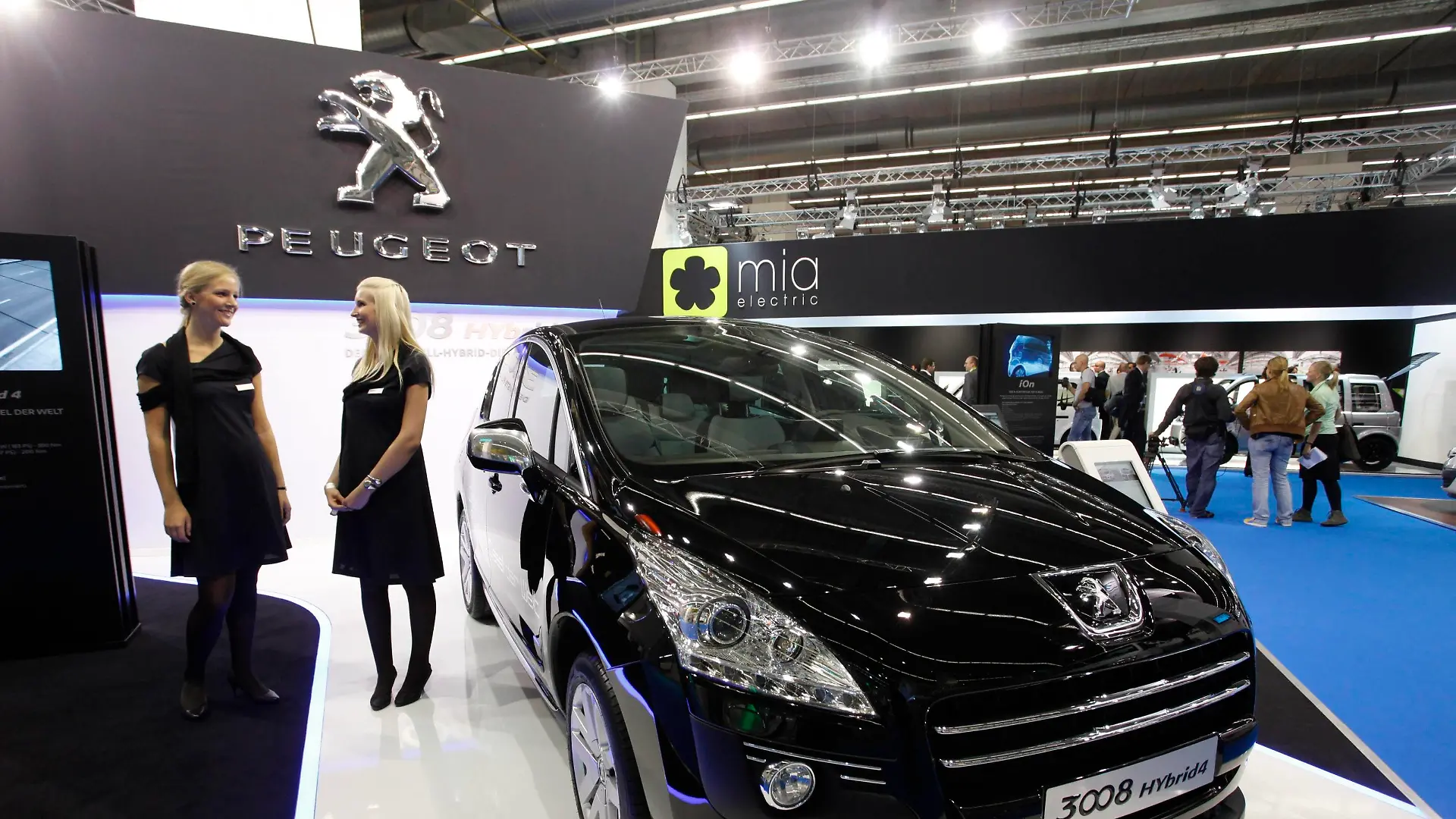The Peugeot 3008 Hybrid4 is pictured during the International Motor Show (IAA) in Frankfurt, September 14, 2011. The world's biggest auto show runs until September 25. REUTERS/Ralph Orlowski (GERMANY - Tags: TRANSPORT BUSINESS)