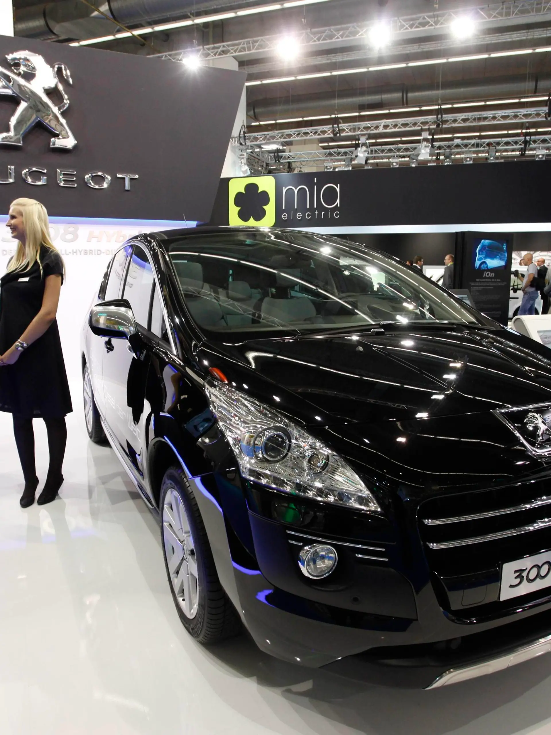 The Peugeot 3008 Hybrid4 is pictured during the International Motor Show (IAA) in Frankfurt, September 14, 2011. The world's biggest auto show runs until September 25.  REUTERS/Ralph Orlowski (GERMANY - Tags: TRANSPORT BUSINESS)