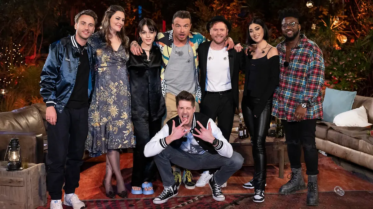 V.l.: Clueso, Floor Jansen, LOTTE, Dag-Alexis Kopplin ("SDP"), Vincent Stein ("SDP"), Johannes Oerding, ELIF und Kelvin Jones.
Die Verwendung des sendungsbezogenen Materials ist nur mit dem Hinweis und Verlinkung auf RTL+ gestattet.