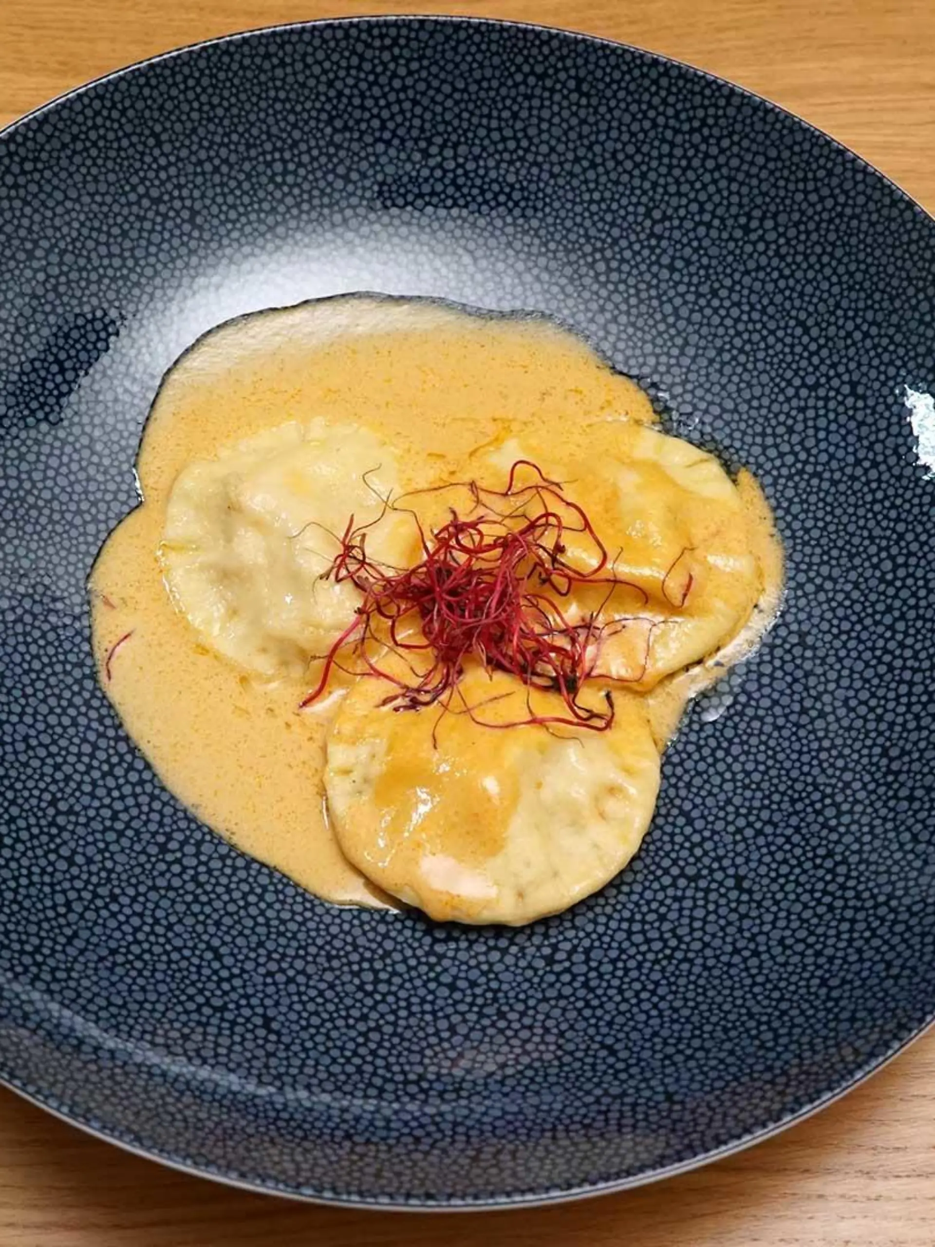 Glücksravioli gefüllt mit Garnelen in Krustentiersauce
