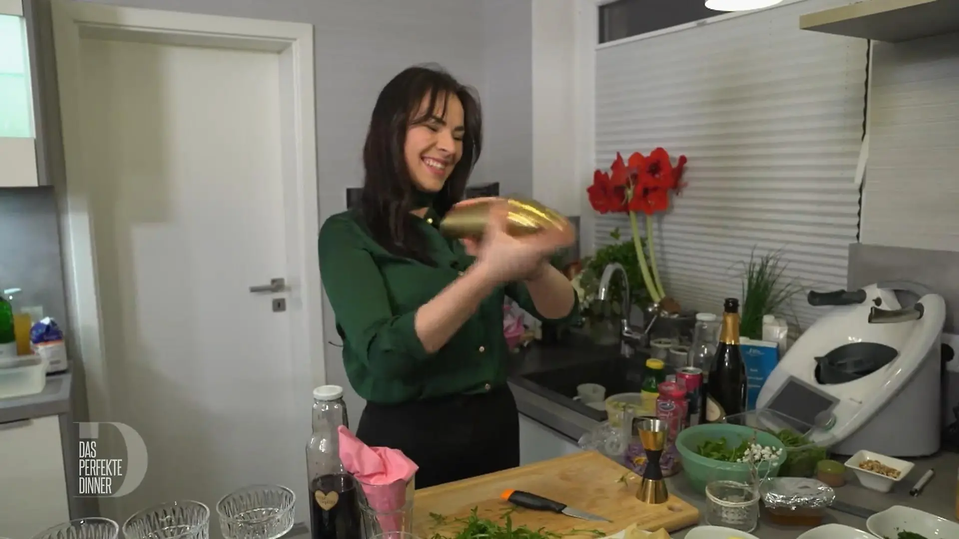 Auch mit dem Cocktail-Shaker kann Nici gekonnt umgehen!