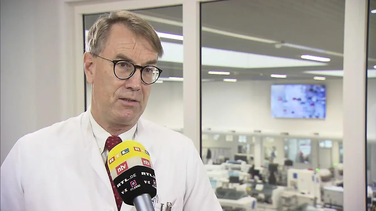 Dr. Zinn schätzt ein, ob man als Geimpfter noch andere Menschen anstecken könnte.