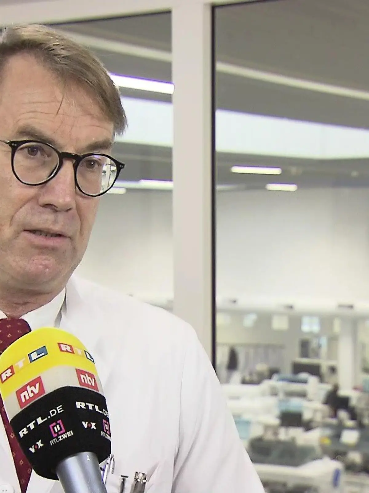 Dr. Zinn schätzt ein, ob man als Geimpfter noch andere Menschen anstecken könnte.