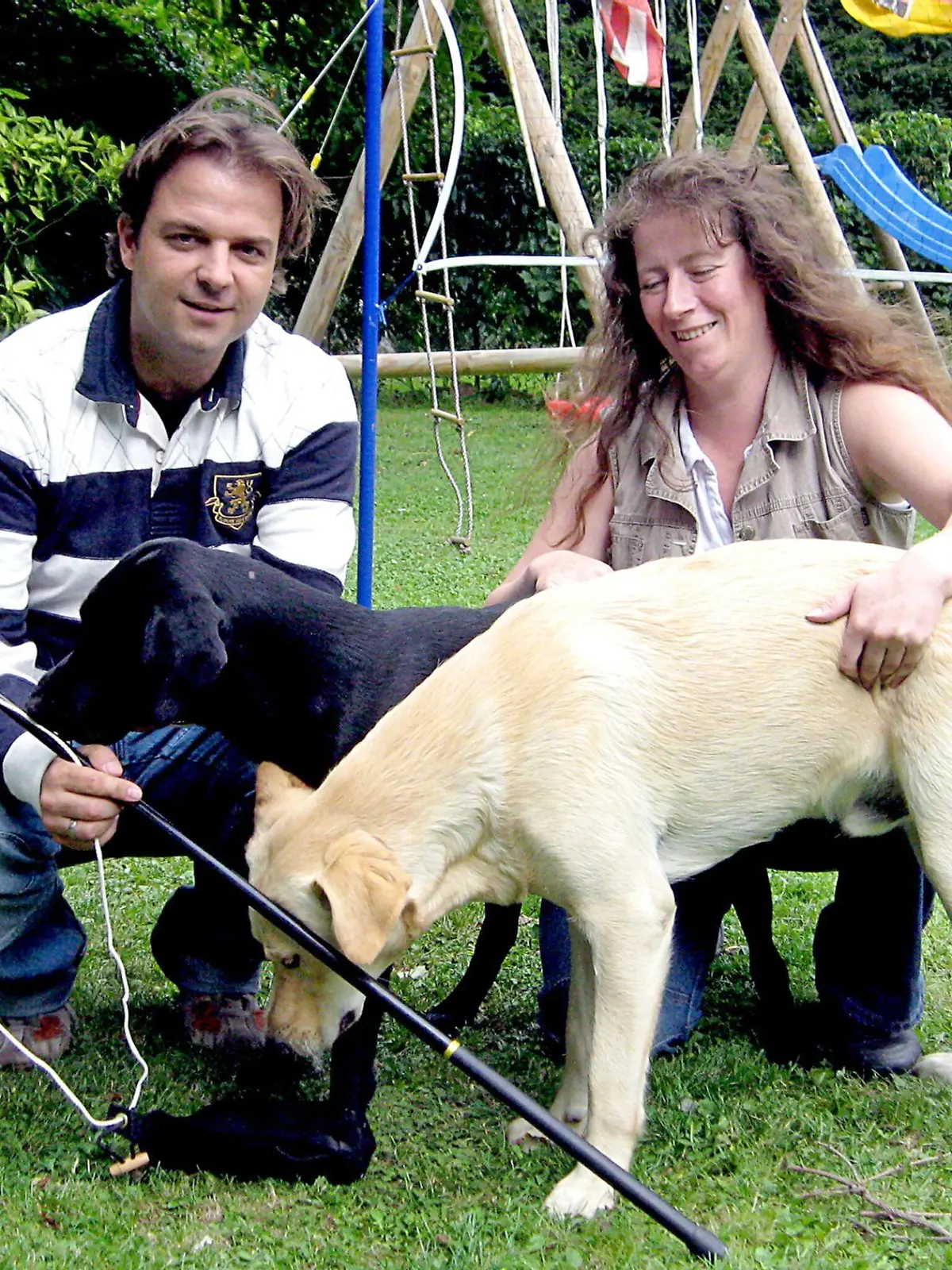 Hundeprofi Martin Rütter und Andrea mit den temperementvollen Labrador Retrievern.