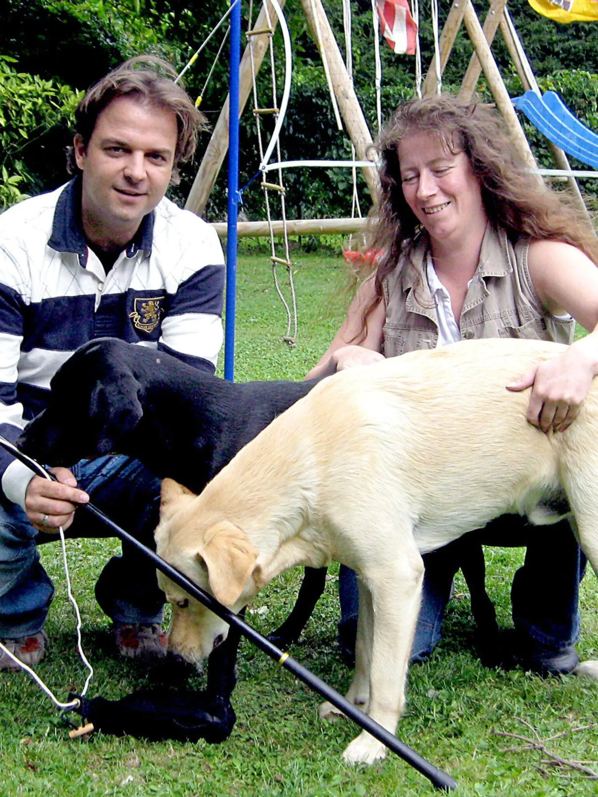 Hundeprofi Martin Rütter und Andrea mit den temperementvollen Labrador Retrievern.