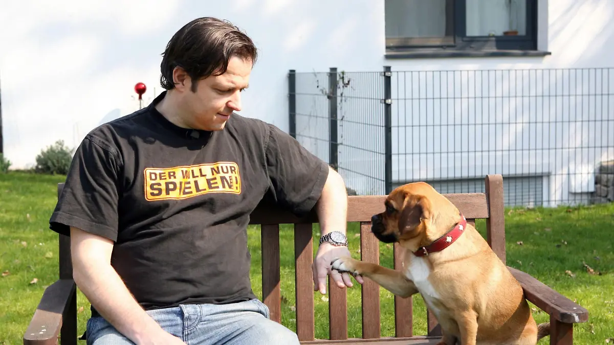 Puggle Paul kennt am Stadtrand von Oberhausen fast jeder. Denn Paul ist der Hund, hinter dem immer jemand her ist und brüllt. Selbst seinen Besitzern gelingt es nicht, dass Paul auf sie hört. Hundeprofi Martin Rütter soll das ändern.
