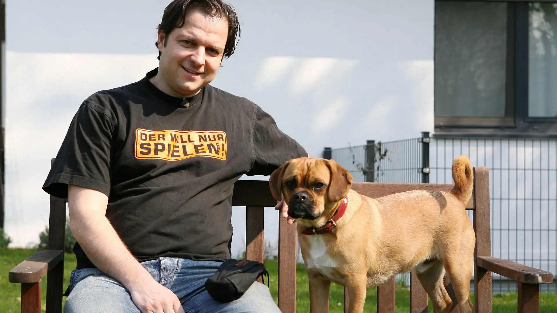 Puggle Paul findet Hunde aller Art enorm spannend. Deshalb läuft er seinen Besitzern auch immer wieder weg. Wenn sie den jungen Rüden wiederhaben wollen, müssen sie also hinter ihm herrennen. Hundeprofi Martin Rütter soll dafür sorgen, dass Paul besser hört.