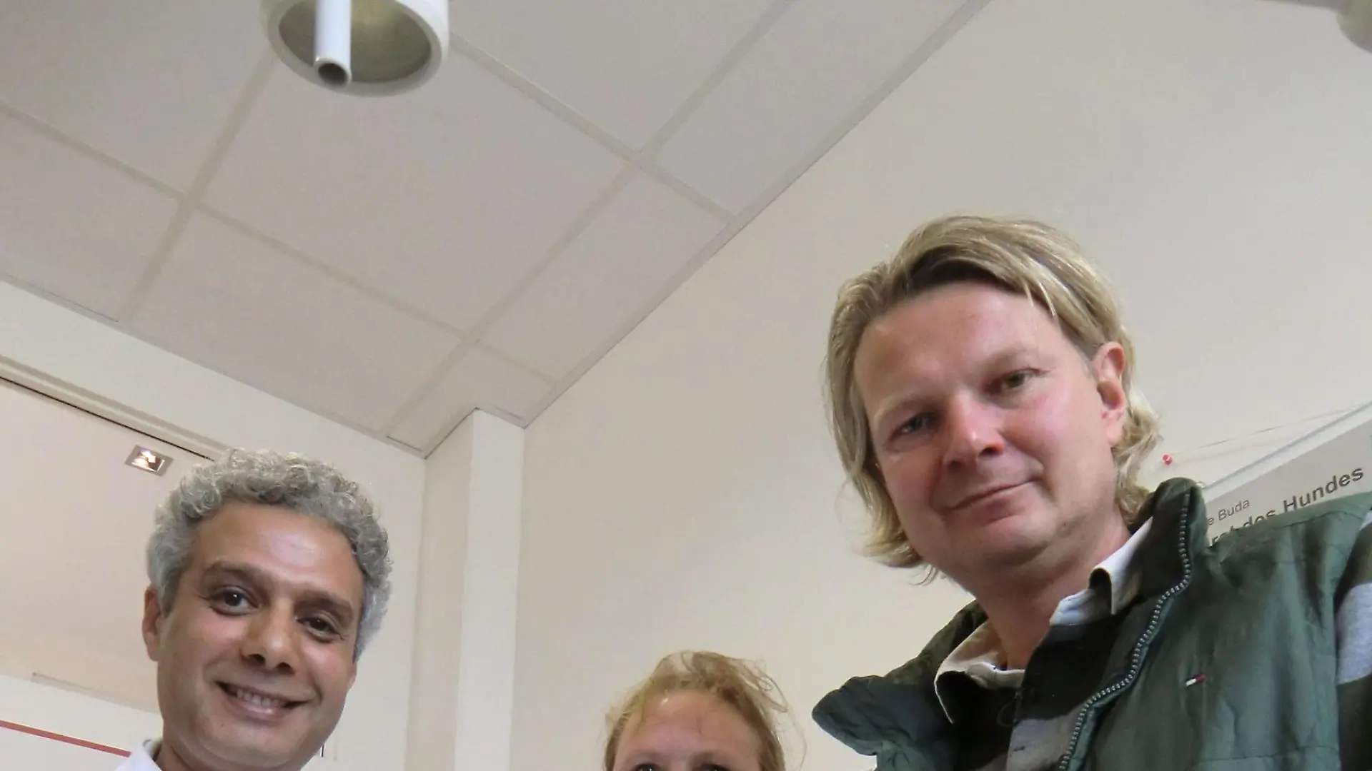 Frank Weber (r.) ist zurück im Expertenteam von hundkatzemaus. In seinem ersten Fall, besucht er mit Katzenbesitzerin Claudia Kaminsky (M.) den Tierarzt Prof. Safwat Ali Hassan. Kann der Arzt dem behinderten Kätzchen helfen?