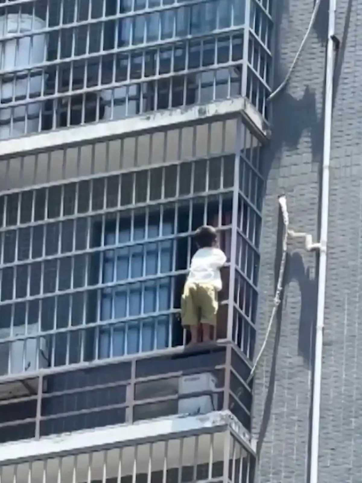 Bild zu: "Drama am Hochhaus! Junge (4) klettert Fassade auf und ab"