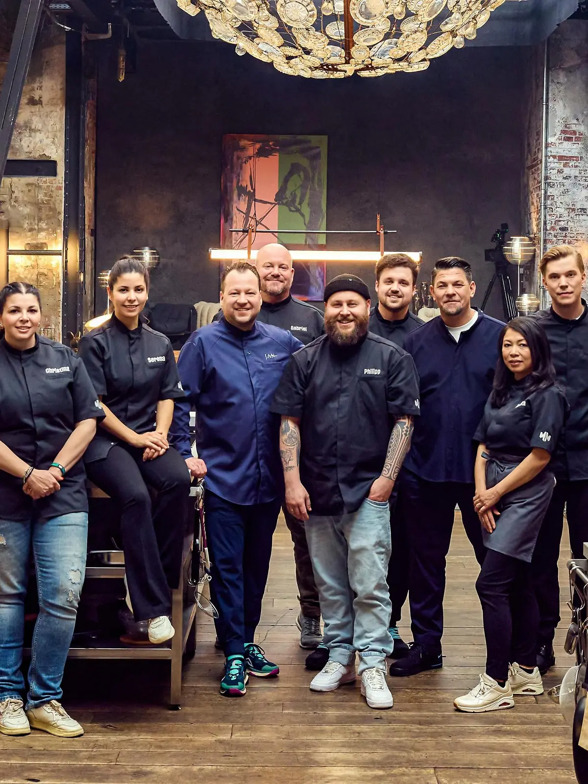 Tim Mälzer und Jan Hartwig mit der Meisterklasse v.l.: Igor, Sunil, Christina, Serena, Jan Hartwig, Gabriel, Philipp, Jonas, Tim Mälzer, Andita, Kai, Luisa, Alexander, Monika
+++ Die Verwendung des sendungsbezogenen Materials ist nur mit dem Hinweis und Verlinkung auf RTL+ gestattet. +++