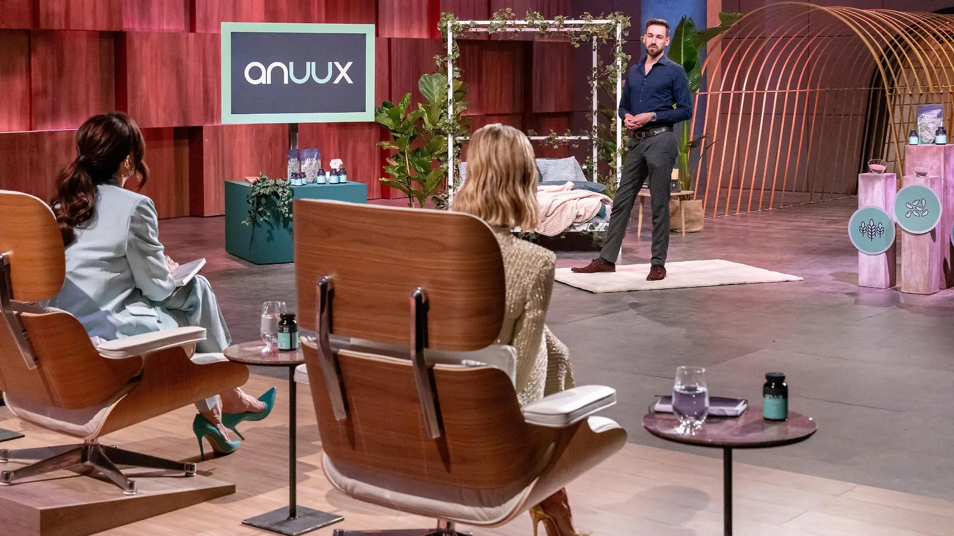 Marius Baumgärtel präsentiert den "Löwen" mit anuxx ein pflanzliches Nahrungsergänzungsmittel für einen sauberen Enddarm. Er erhofft sich ein Investment von 100.000 Euro für 12,5 Prozent der Firmenanteile.
+++ Die Verwendung des sendungsbezogenen Materials ist nur mit dem Hinweis und Verlinkung auf RTL+ gestattet. +++