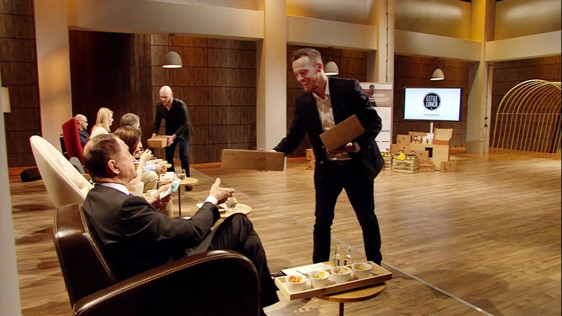 Die Brüder Gibisch sind Gründer von "littlelunch" und verteilen Ihre Snacks an die Löwen.
