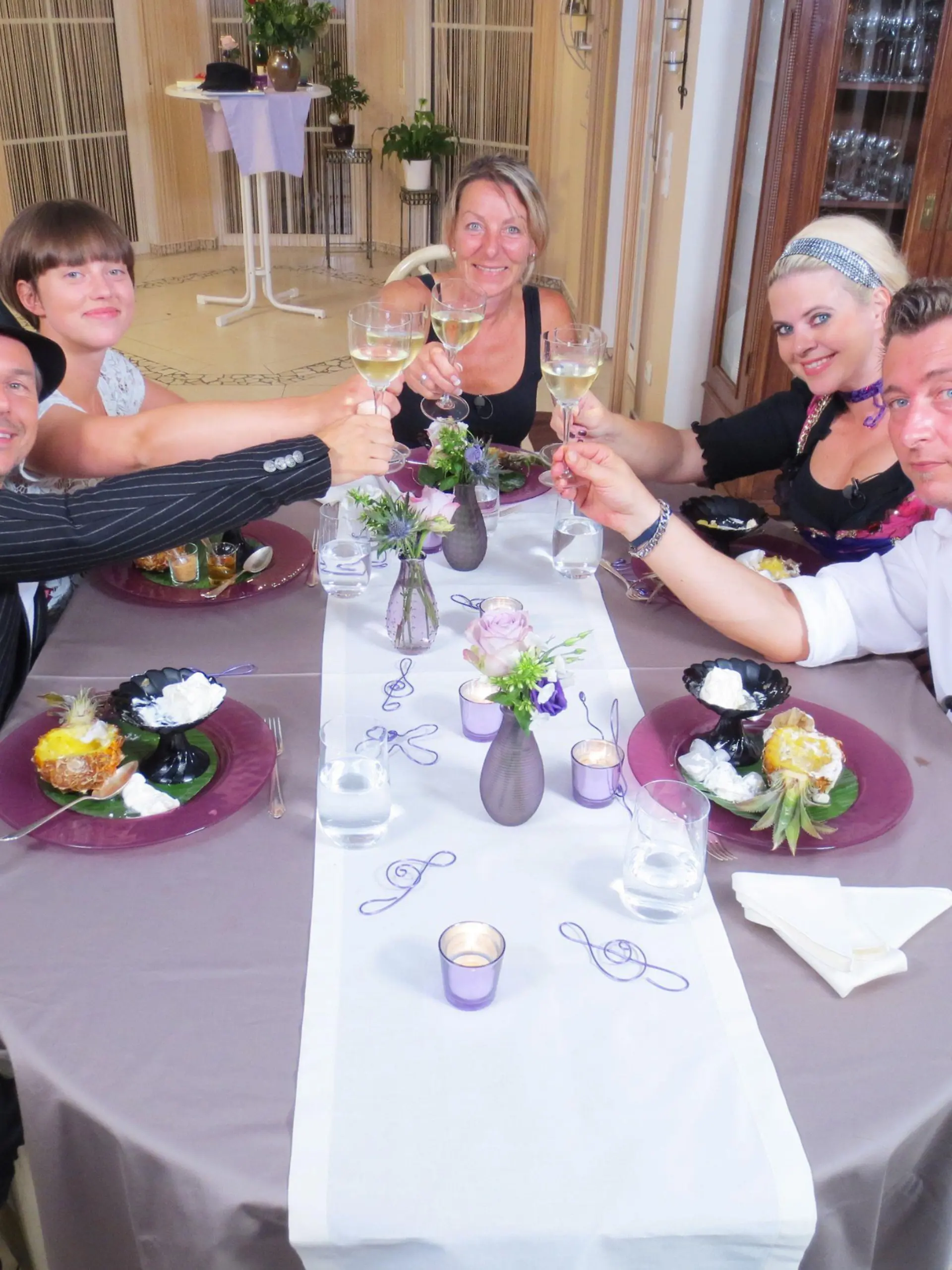 Gemeinsam stoßen sie auf den letzten Abend an: V.l.: Klaus (48), Sarah (23), Gastgeberin Susanne (48), Pia (35) und Sandro (35).