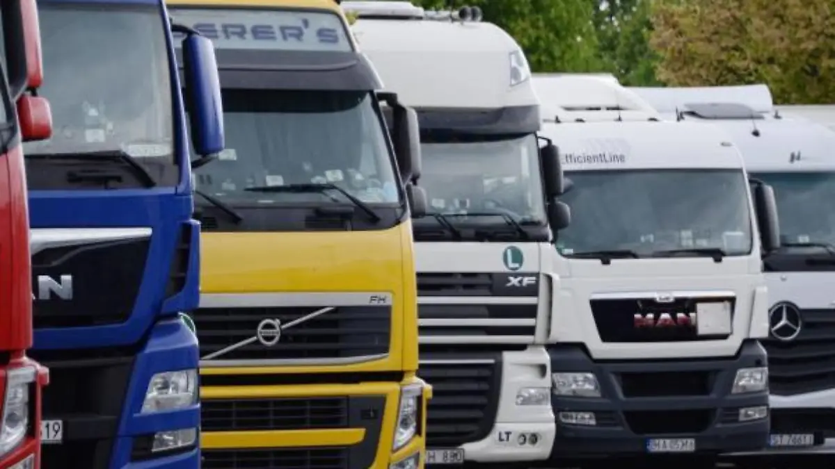 Lkw stehen auf einem Parkplatz