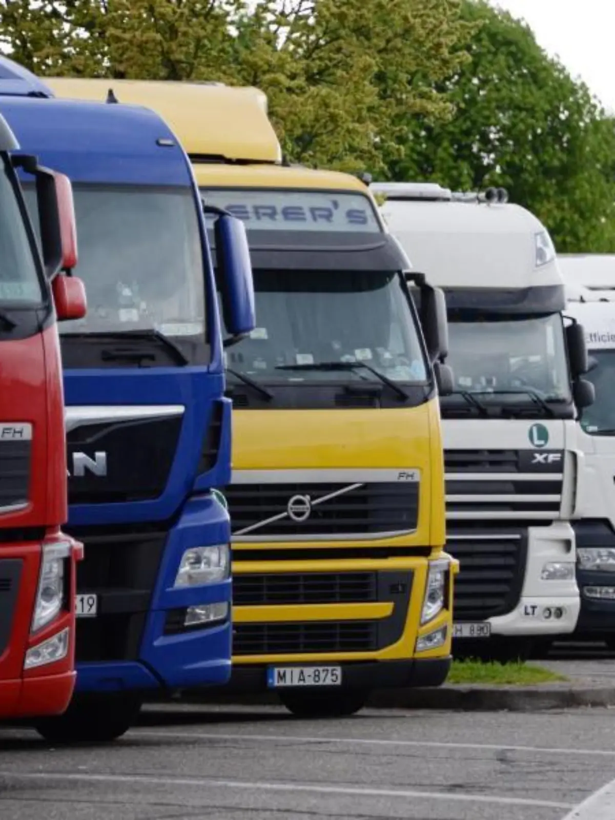 Lkw stehen auf einem Parkplatz