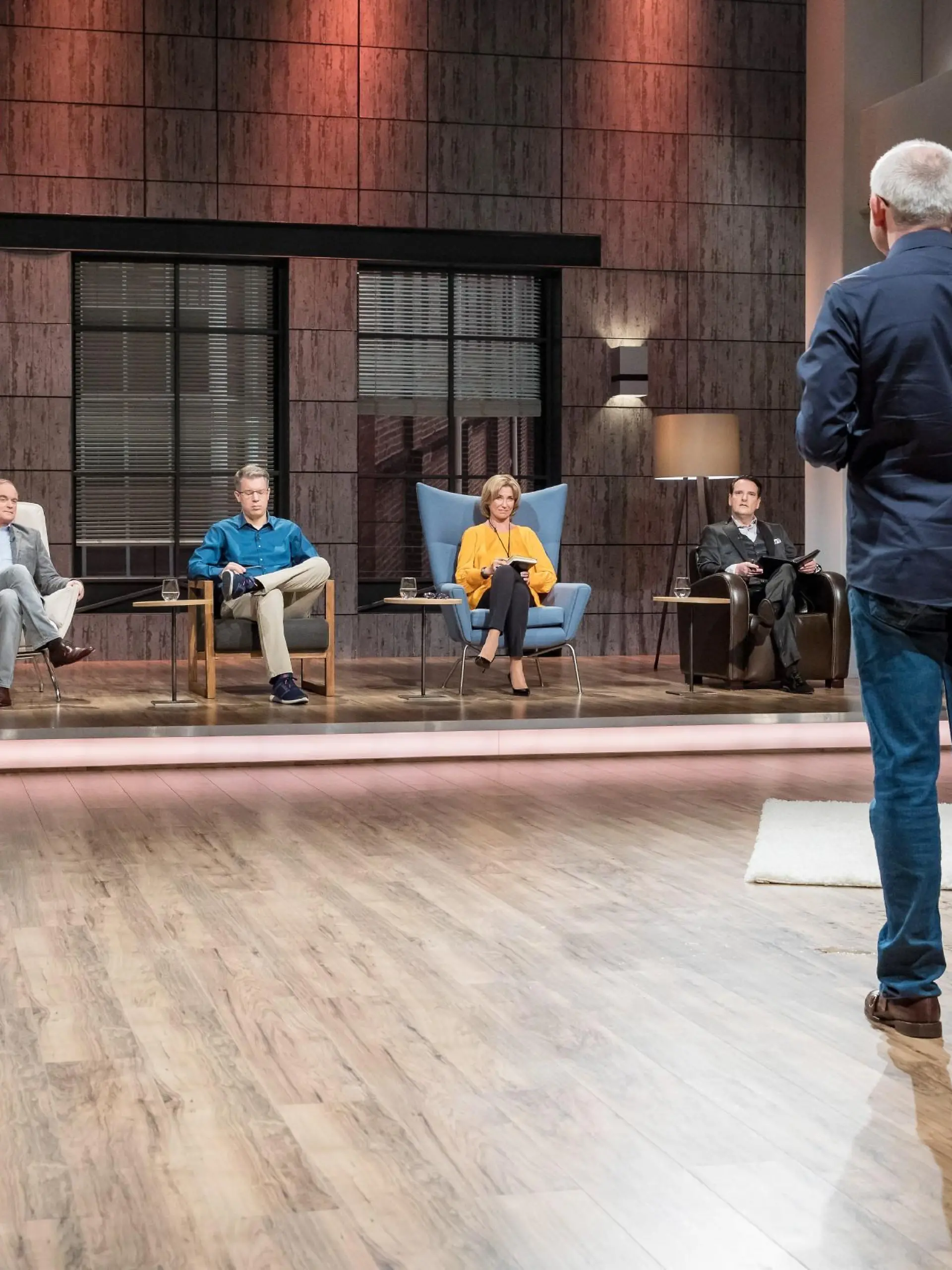 Norman Alexander (r.) und Cemal Osmanovic präsentieren den "Löwen" (v.l.) Carsten Maschmeyer, Dr. Georg Kofler, Frank Thelen, Dagmar Wöhrl und Ralf Dümmel die Meditations-App "No Limit" Sie erhoffen sich ein Investment von 250.000 Euro für 15 Prozent ihres Unternehmens.