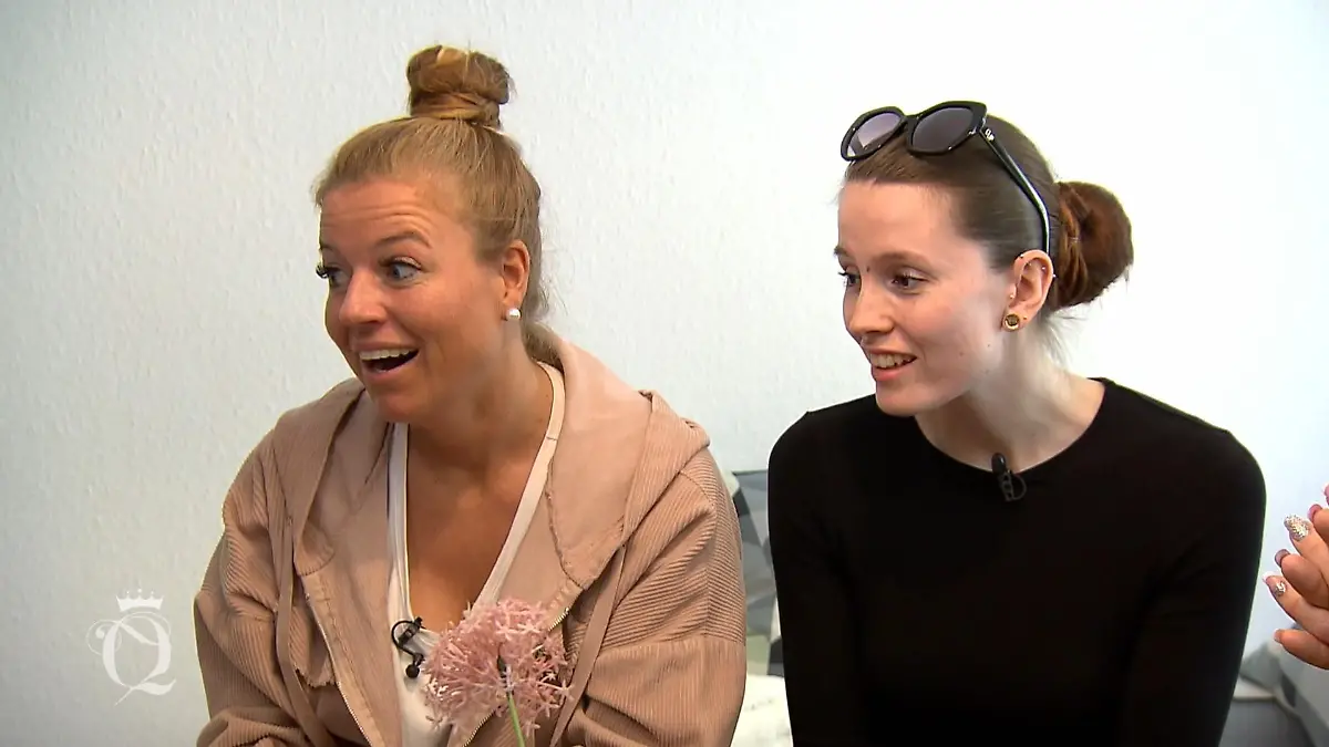 Bei der Motto-Verkündung staunt Montagskandidatin Sandra (l) nicht schlecht