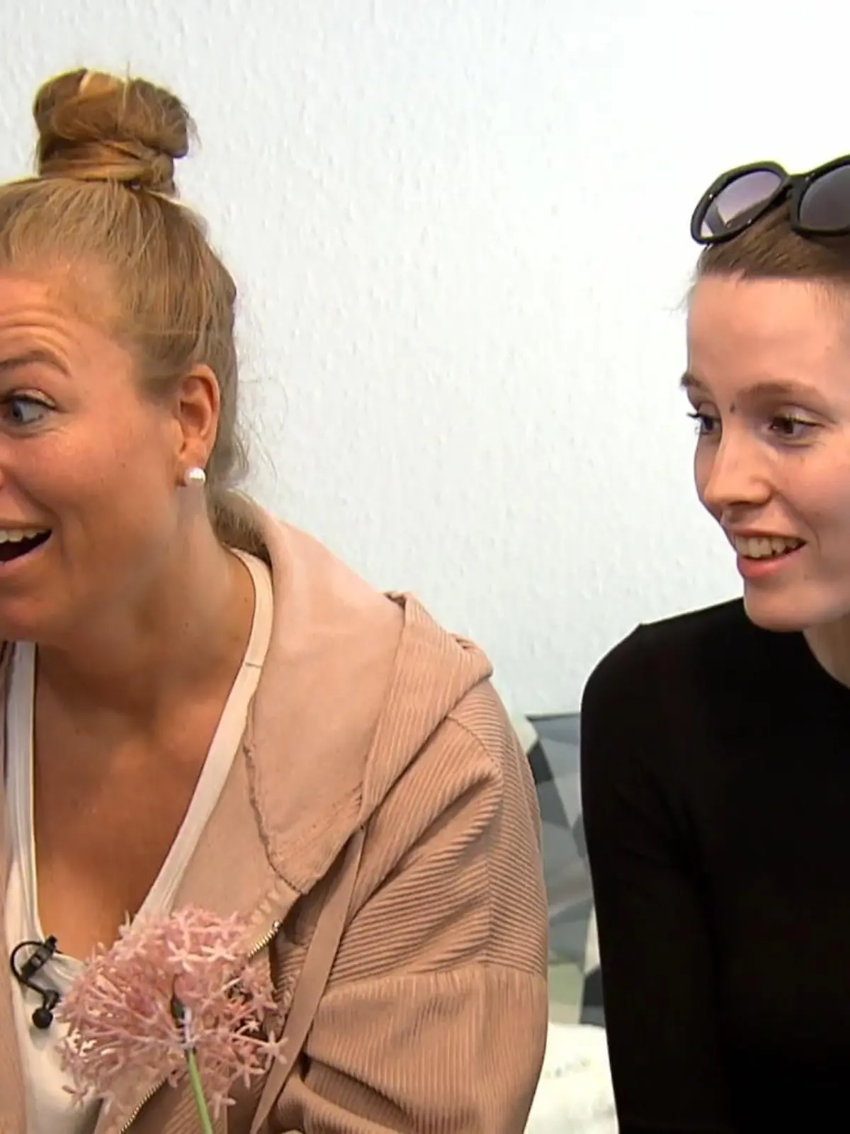 Bei der Motto-Verkündung staunt Montagskandidatin Sandra (l) nicht schlecht