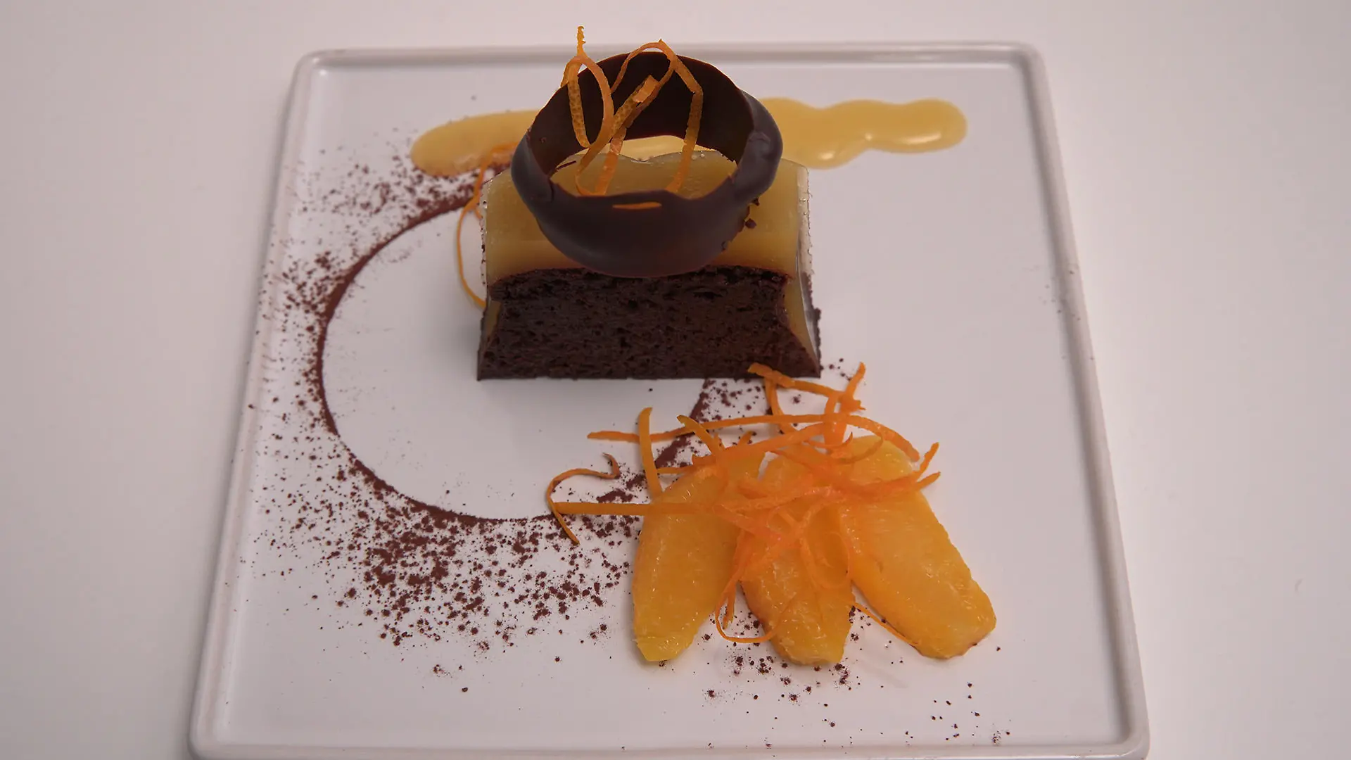 Schokoladenkuchen mit Schokoladenringen und Orange