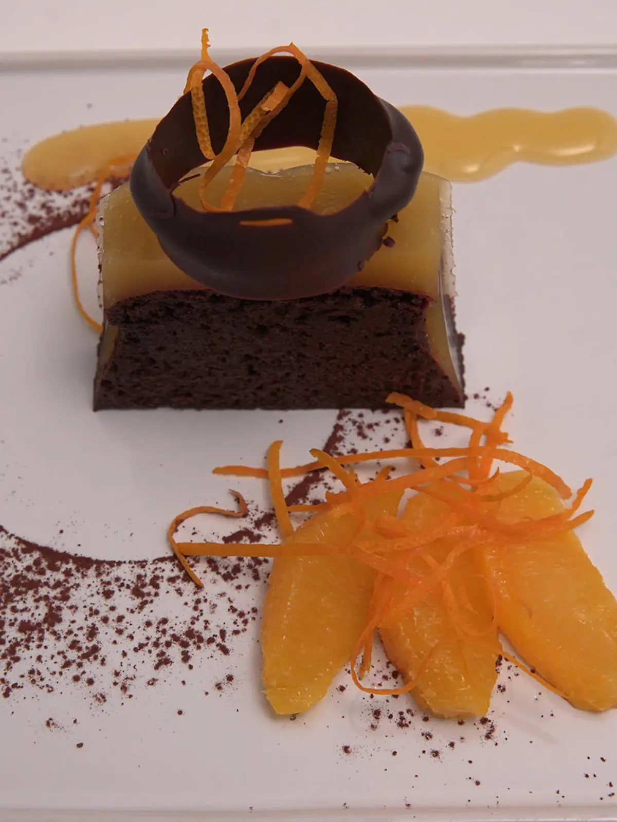 Schokoladenkuchen mit Schokoladenringen und Orange