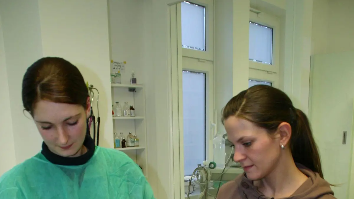 Dolph wird kastriert und liegt in Narkose. Ausbilderin Janine Gutknecht und Arzthelferin Sabrina Hermanns beobachten Dolph beim einschlafen.