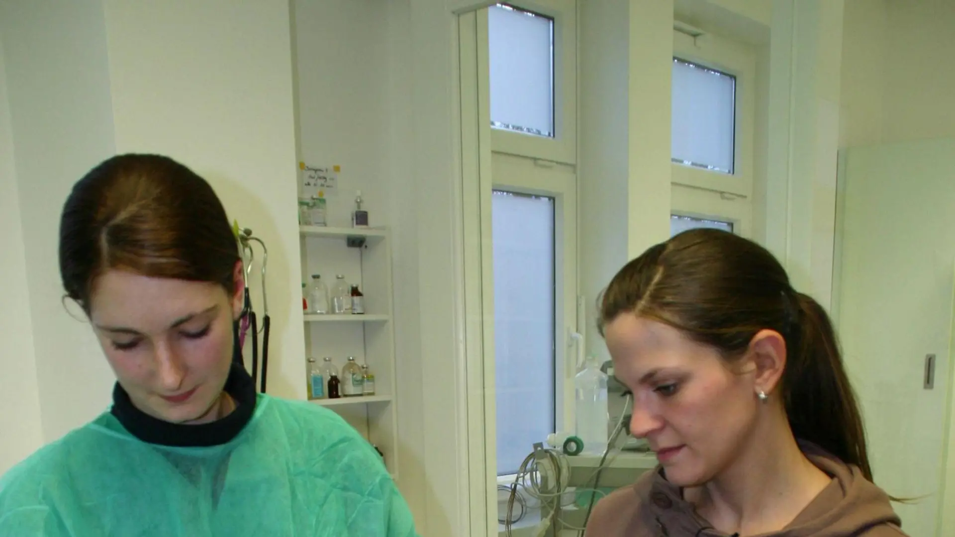 Dolph wird kastriert und liegt in Narkose. Ausbilderin Janine Gutknecht und Arzthelferin Sabrina Hermanns beobachten Dolph beim einschlafen.