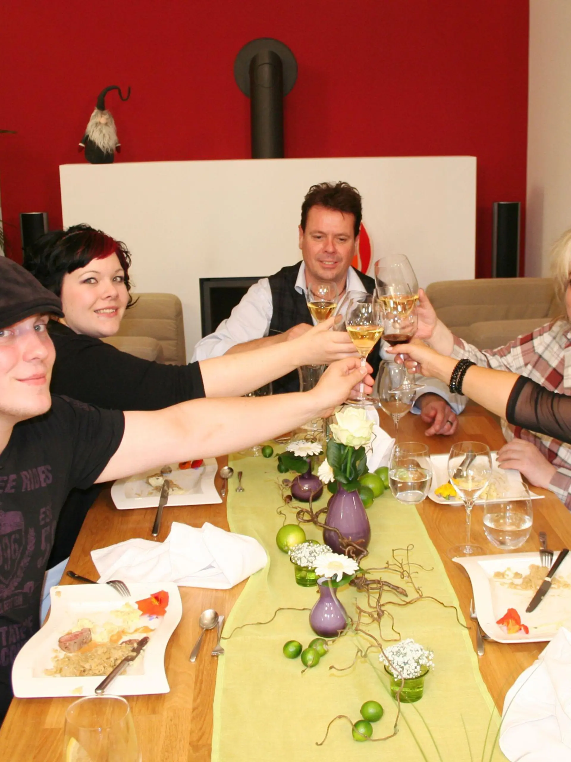 Zum letzten Mal hebt die heitere Runde aus dem Ruhrgebiet die Gläser. Eine spannende Dinner-Woche geht zu Ende: V.l.: Nico (22), Anna-Sophia (25), Gastgeber Jens (44), Gabi (46) und Angela (44)