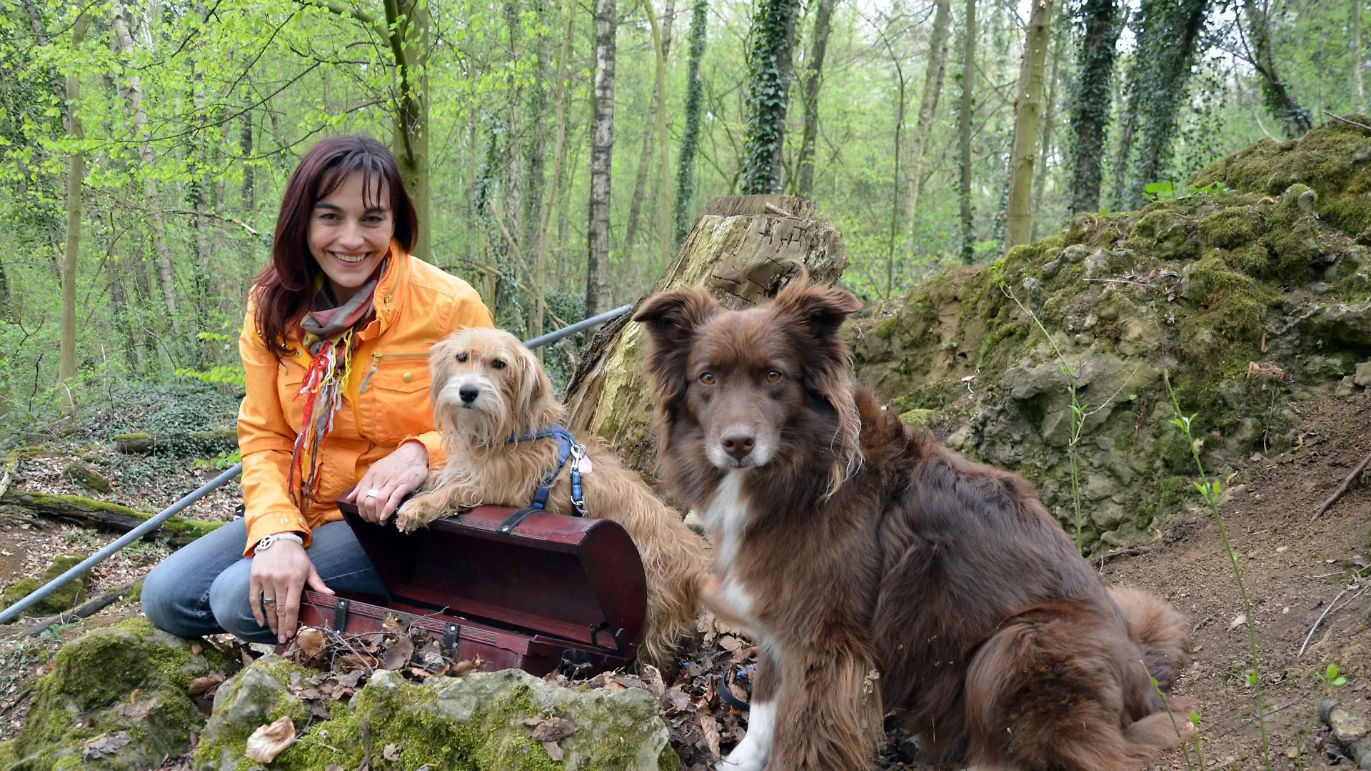 Einfach nur Gassigehen war gestern. "hundkatzemaus"-Reporterin Diana Eichhorn, ihre Hündin "Klein-Maggie" (l.) und die Geodogs wagen die moderne Schnitzeljagd.
