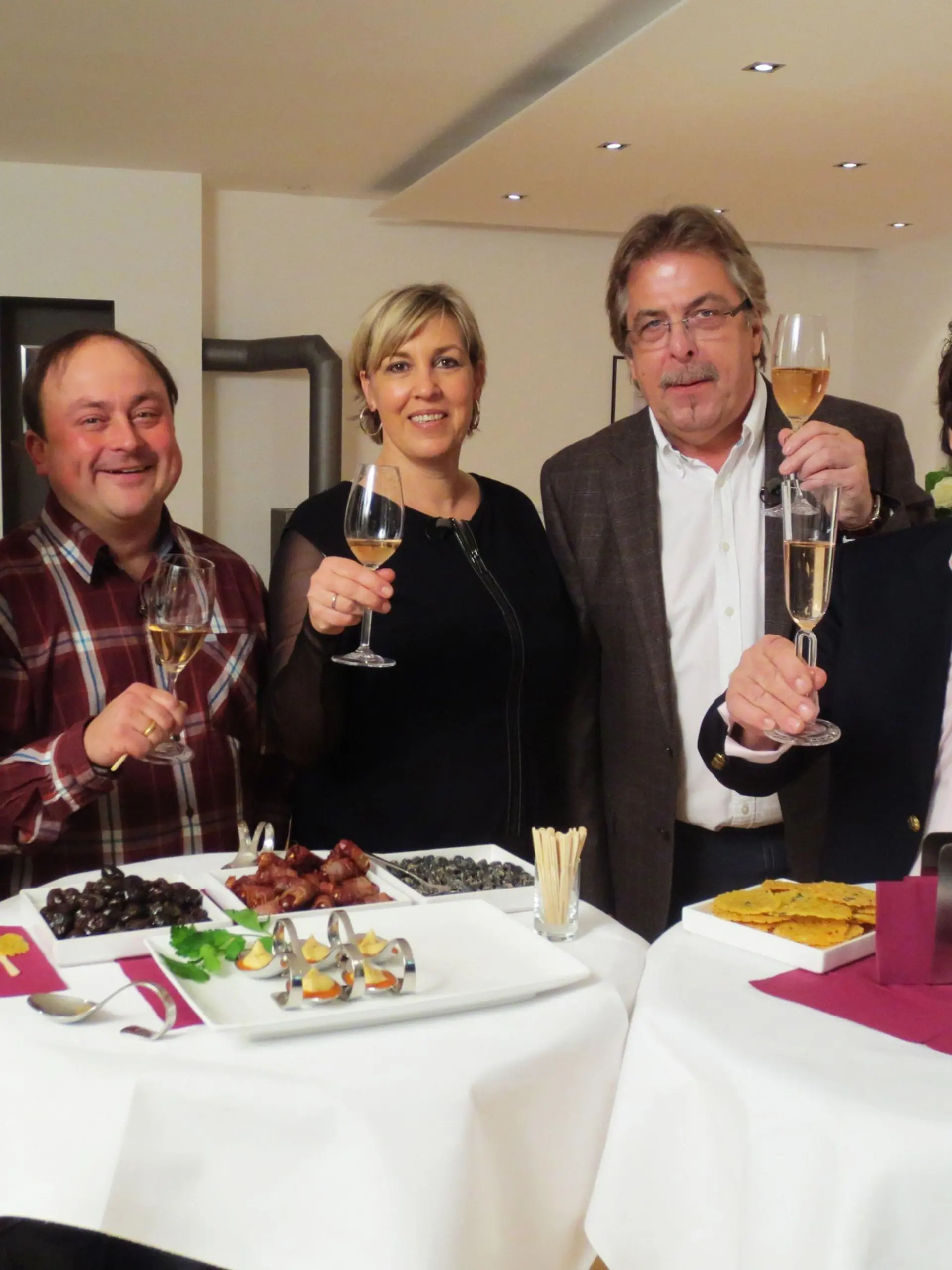 Prost! Anstoßen bei den Teilnehmer des "Best of Dinner" (v.l.): Linda, Bernd, heutige Gastgeberin Katrin, Jürgen und Nikolai.