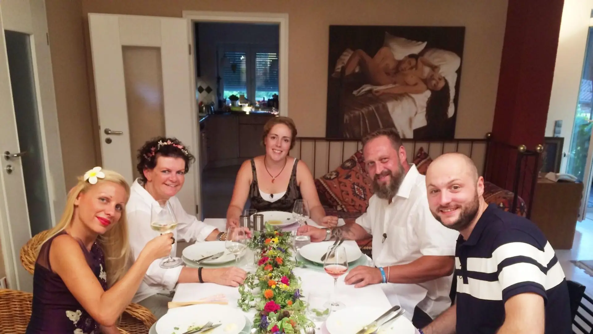 Donnerstags kocht das Kücken in der Runde. Carmen begrüßt ihre Gäste in aus Ditzingen. (V.l.: Nadine, Sonnhild, Gastgeberin Carmen, Zoran, Julian)