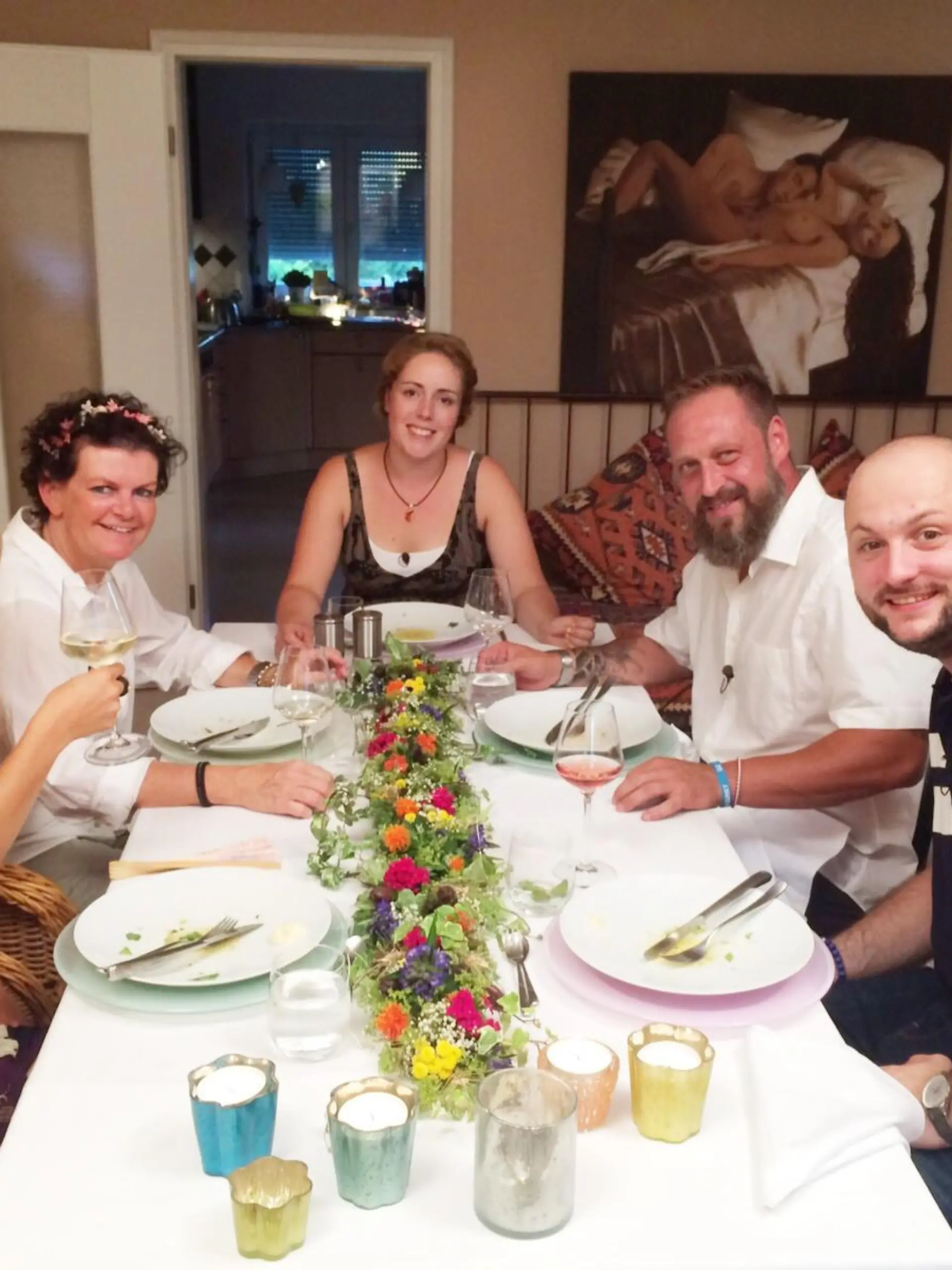 Donnerstags kocht das Kücken in der Runde. Carmen begrüßt ihre Gäste in aus Ditzingen. (V.l.: Nadine, Sonnhild, Gastgeberin Carmen, Zoran, Julian)