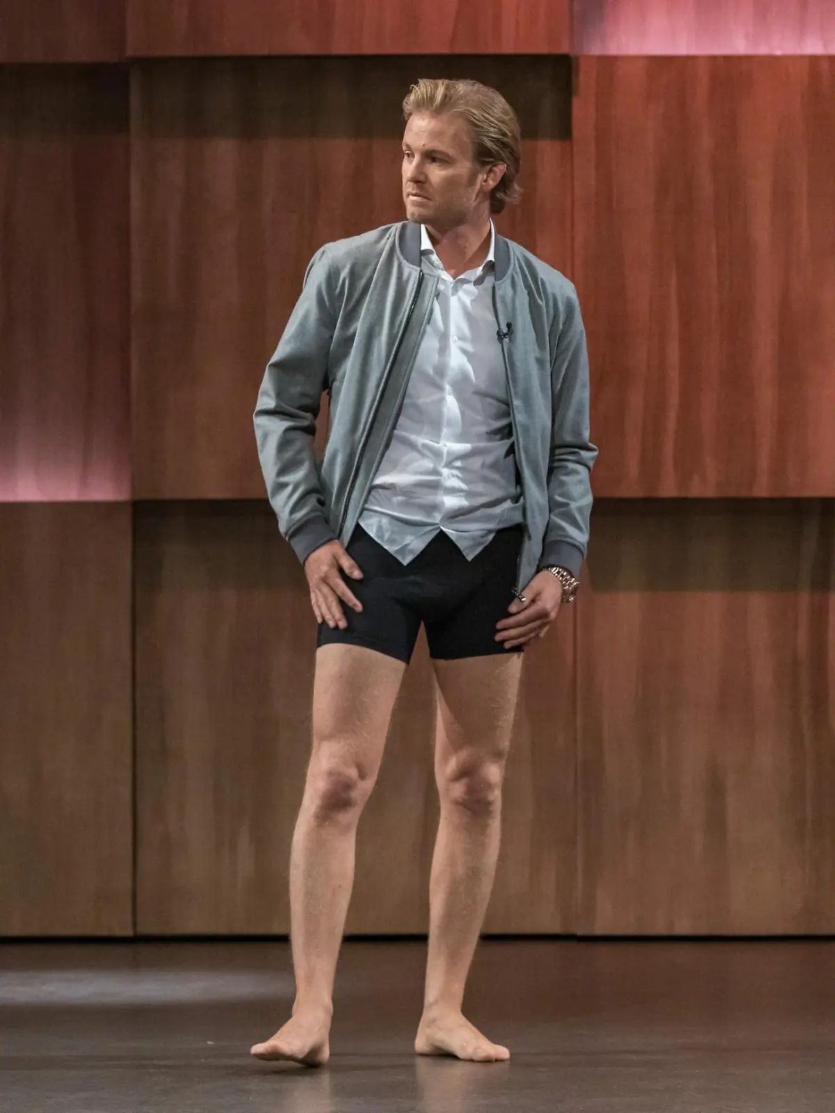 Investor Nico Rosberg probiert die Strahlungsresistente Boxershort von "SILVERTON" direkt im Studio an.Die Verwendung des sendungsbezogenen Materials ist nur mit dem Hinweis und Verlinkung auf RTL+ gestattet.