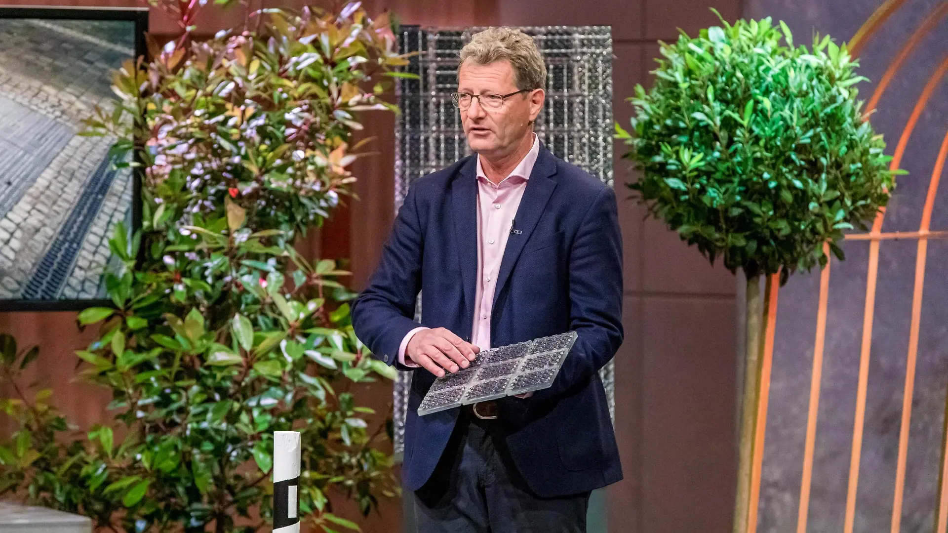 Donald Müller-Judex aus Berlin präsentiert mit _Solmove" smarte Solarstrassen. Er erhofft sich ein Investment von 500.000 Euro für 10 Prozent der Anteile an seinem Unternehmen. Die Verwendung des sendungsbezogenen Materials ist nur mit dem Hinweis und Verlinkung auf TVNOW gestattet.