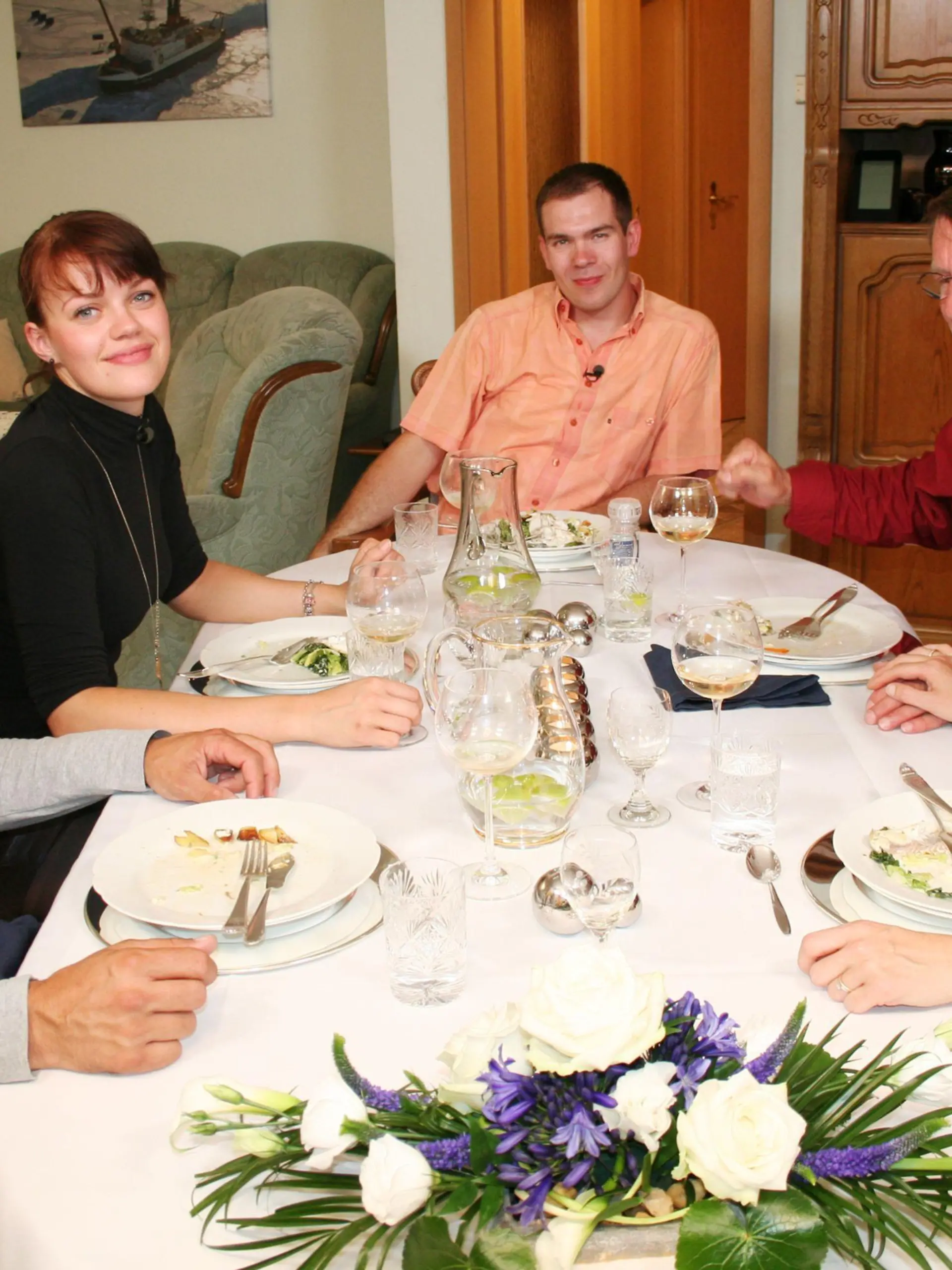 V.l.: Dirk (46), Linda (23), Gastgeber Philipp (27), Richard (62) und Linda (31) schlemmen sich durch den vierten Abend!