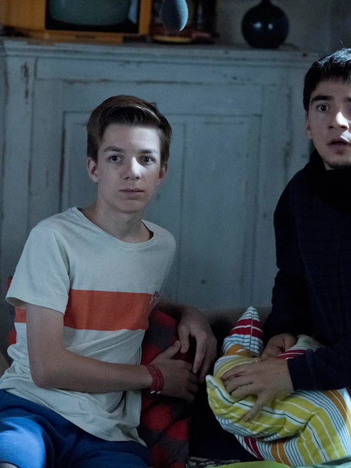 Ein fremder Mann schleicht sich nachts ums Haus. Toni (Ivo Kortlang, r.) und Hugo (Nick Julius Schuck) können vor lauter Aufregung nicht schlafen.